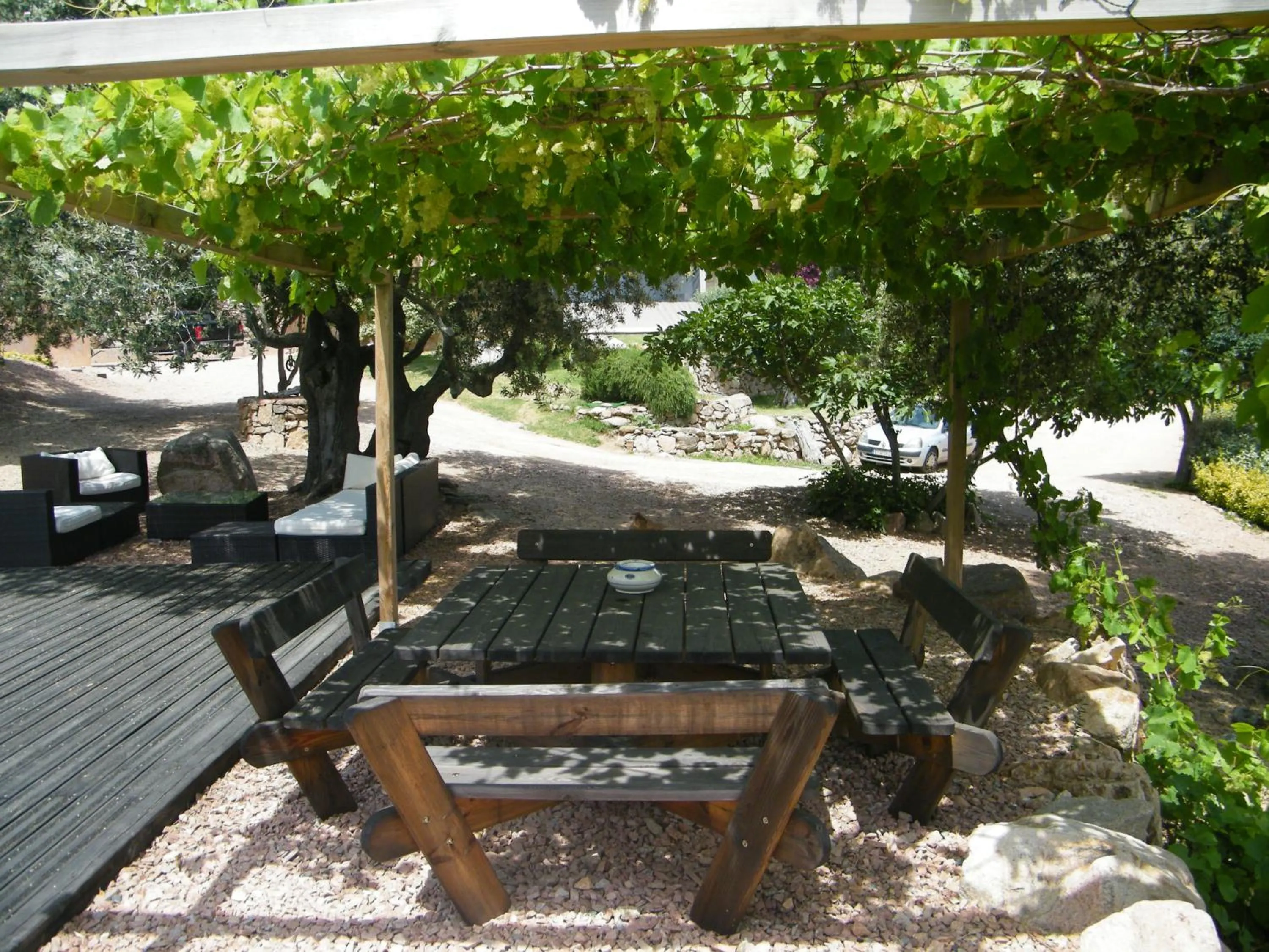 Seating area in Les Jardins de Mathieu