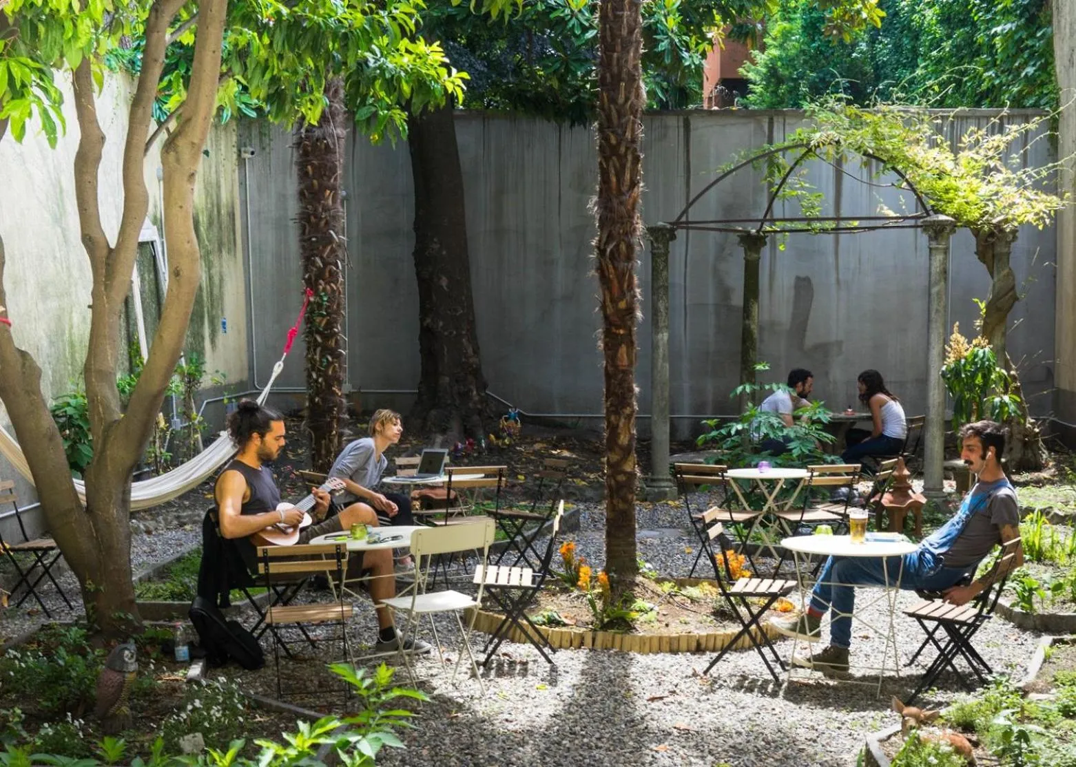Patio in Ostello Bello Lake Como