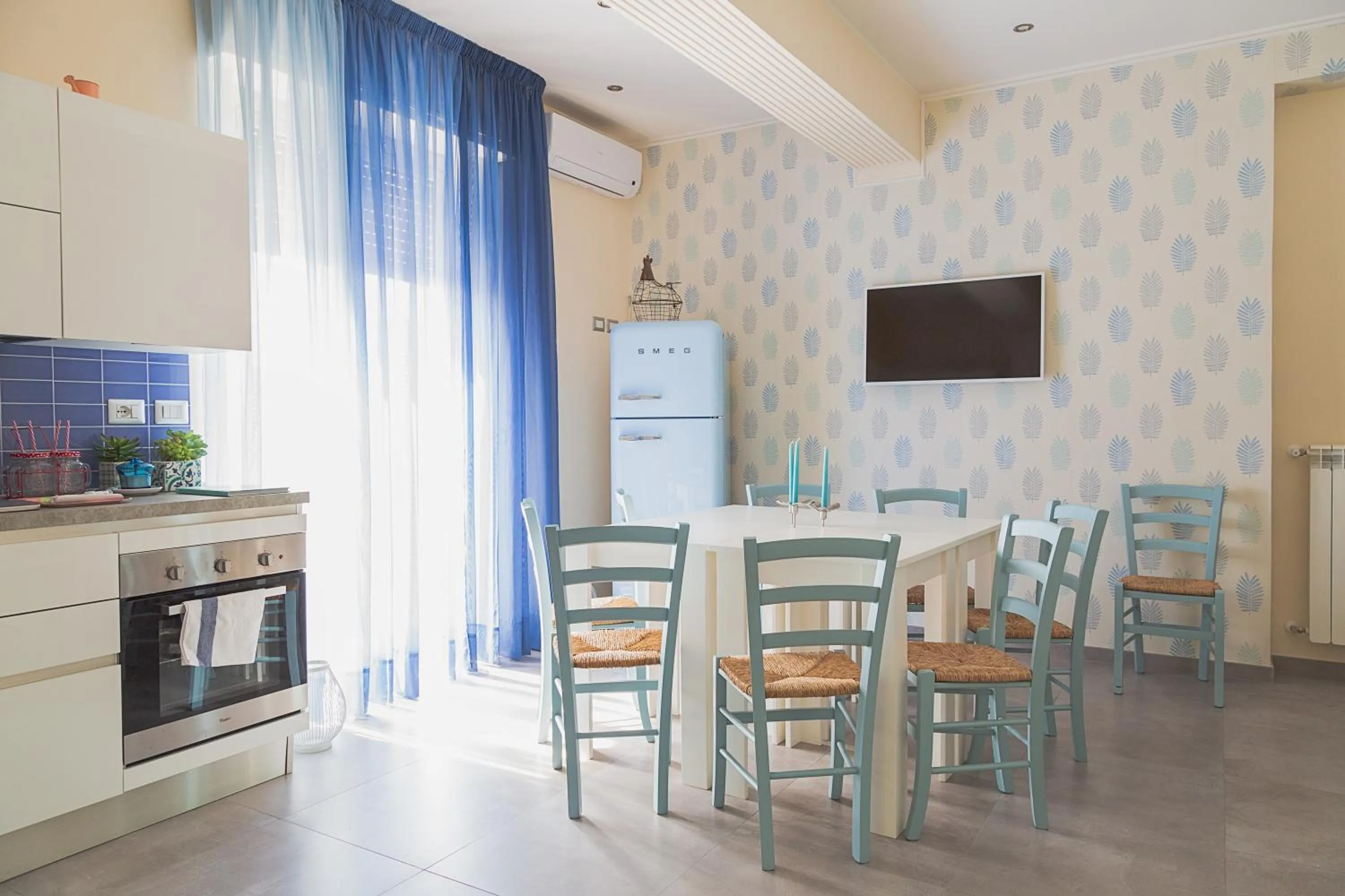 Communal lounge/ TV room in B&B Attico 160