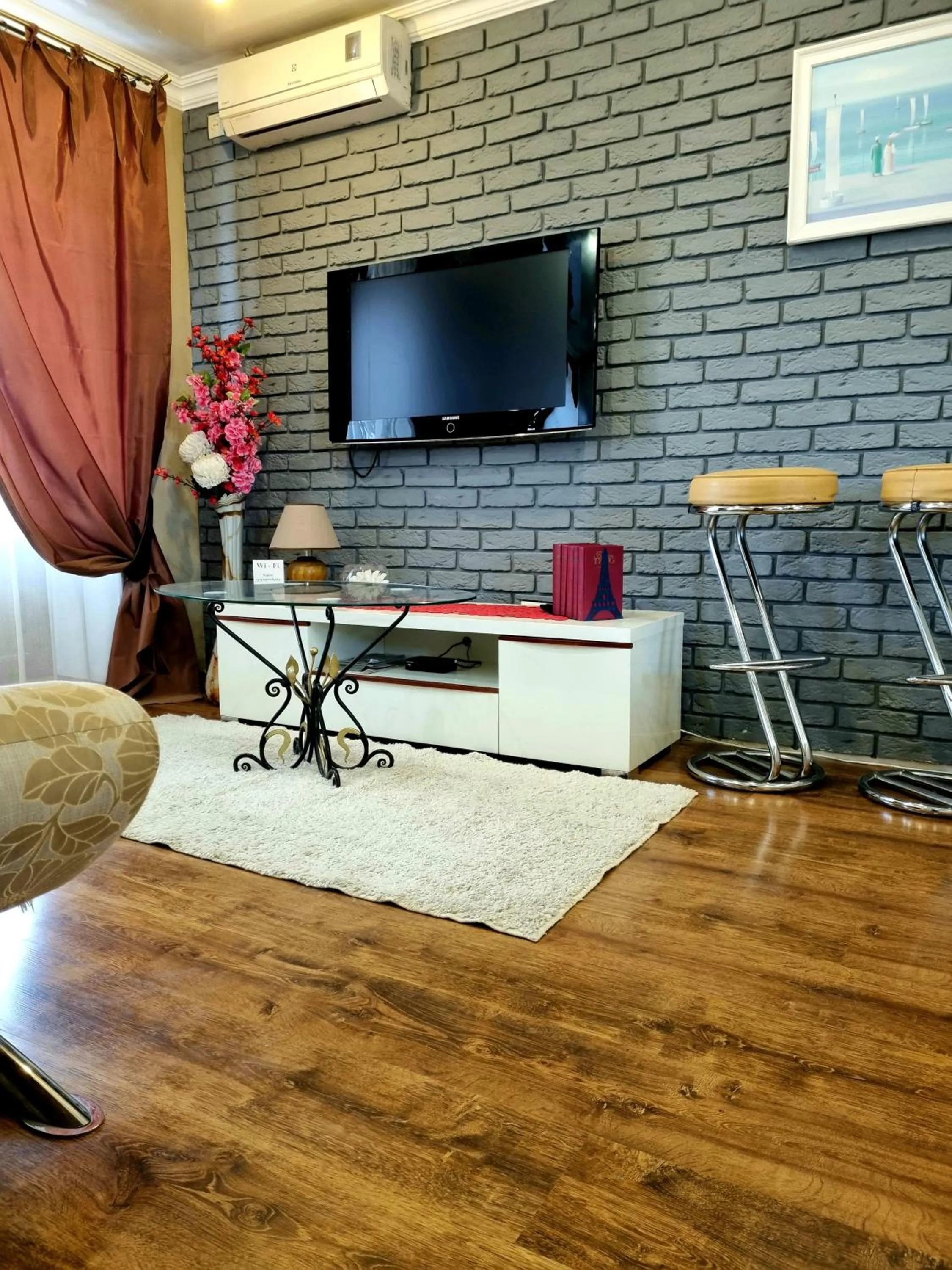 TV and multimedia in Apartment Voznesenska 25