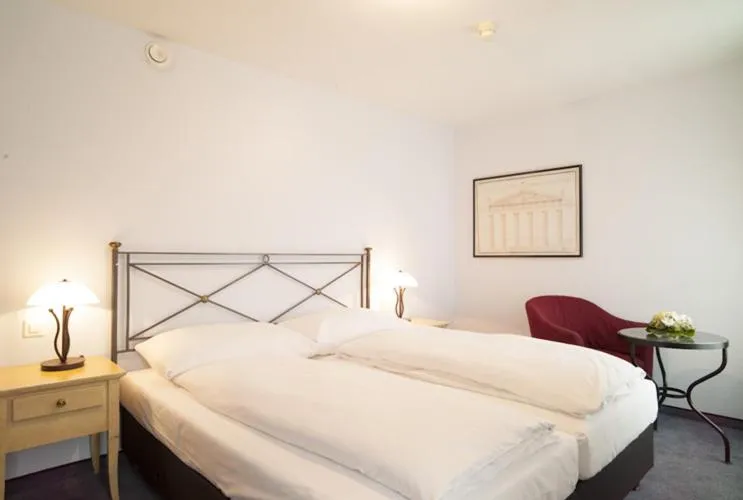 Bedroom, Bed in Hotel Montana Zürich