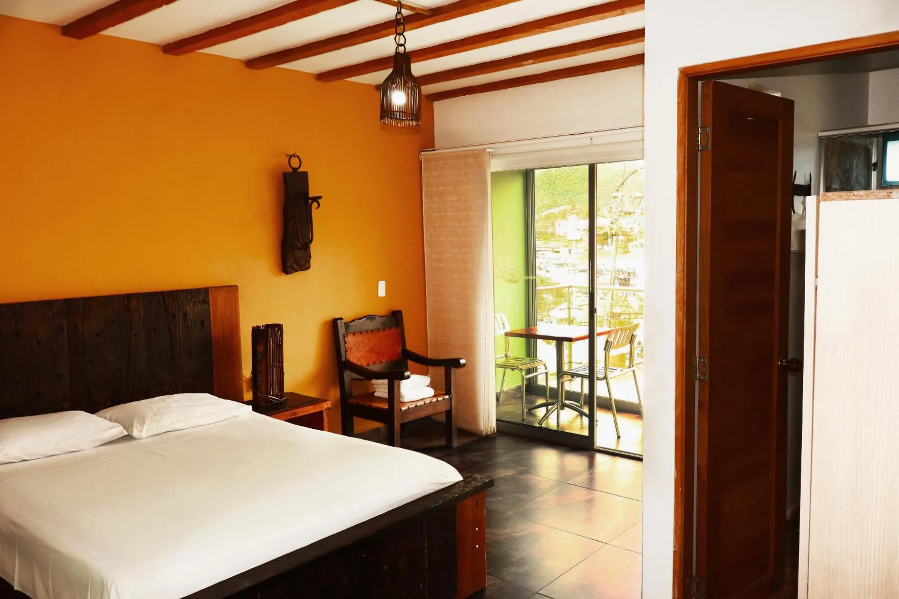 Queen Room in Hotel Portobelo Guatape