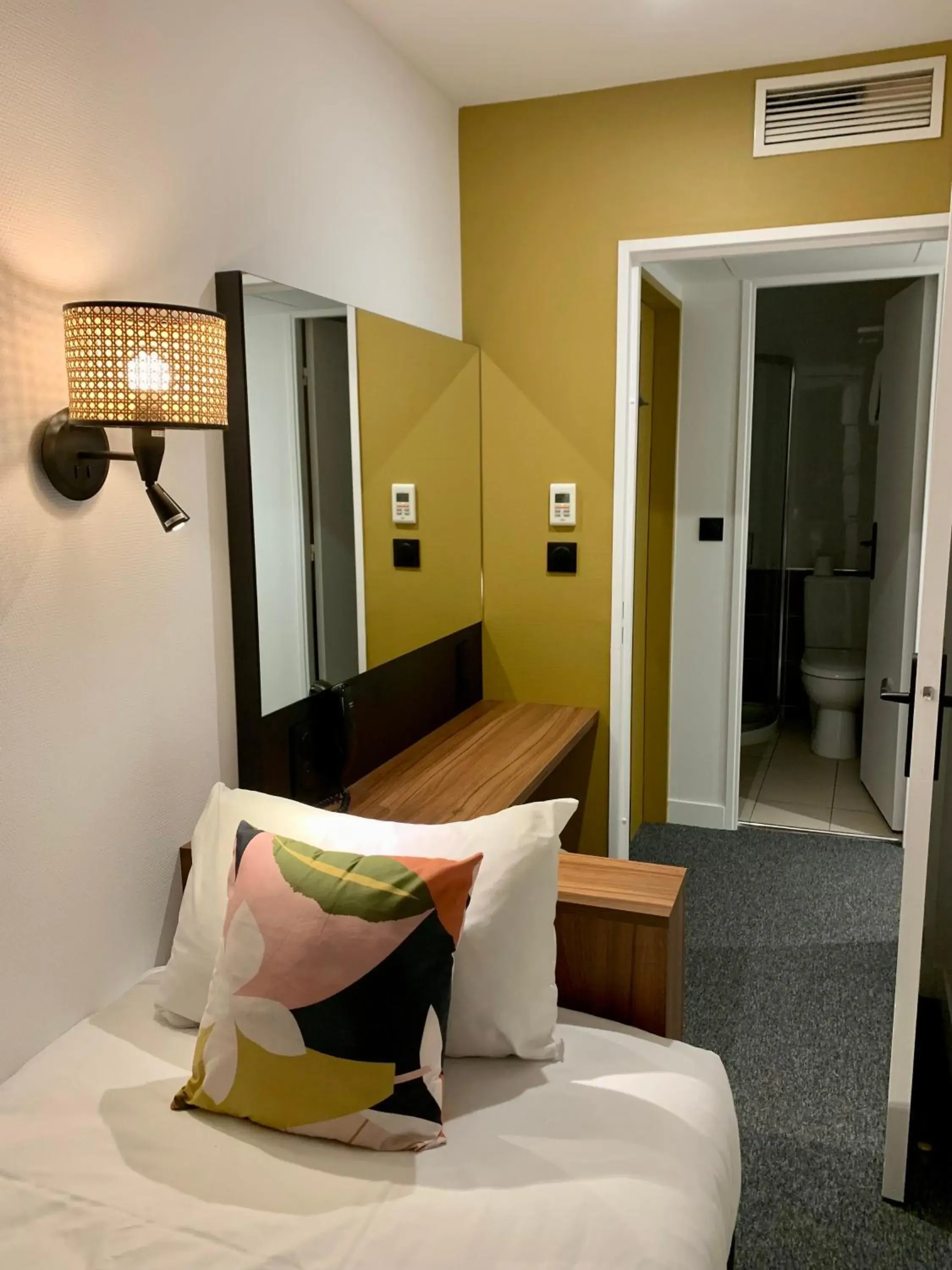 Small Single Room in Hôtel Villa Berlioz Small Single Room in Hôtel Villa Berlioz