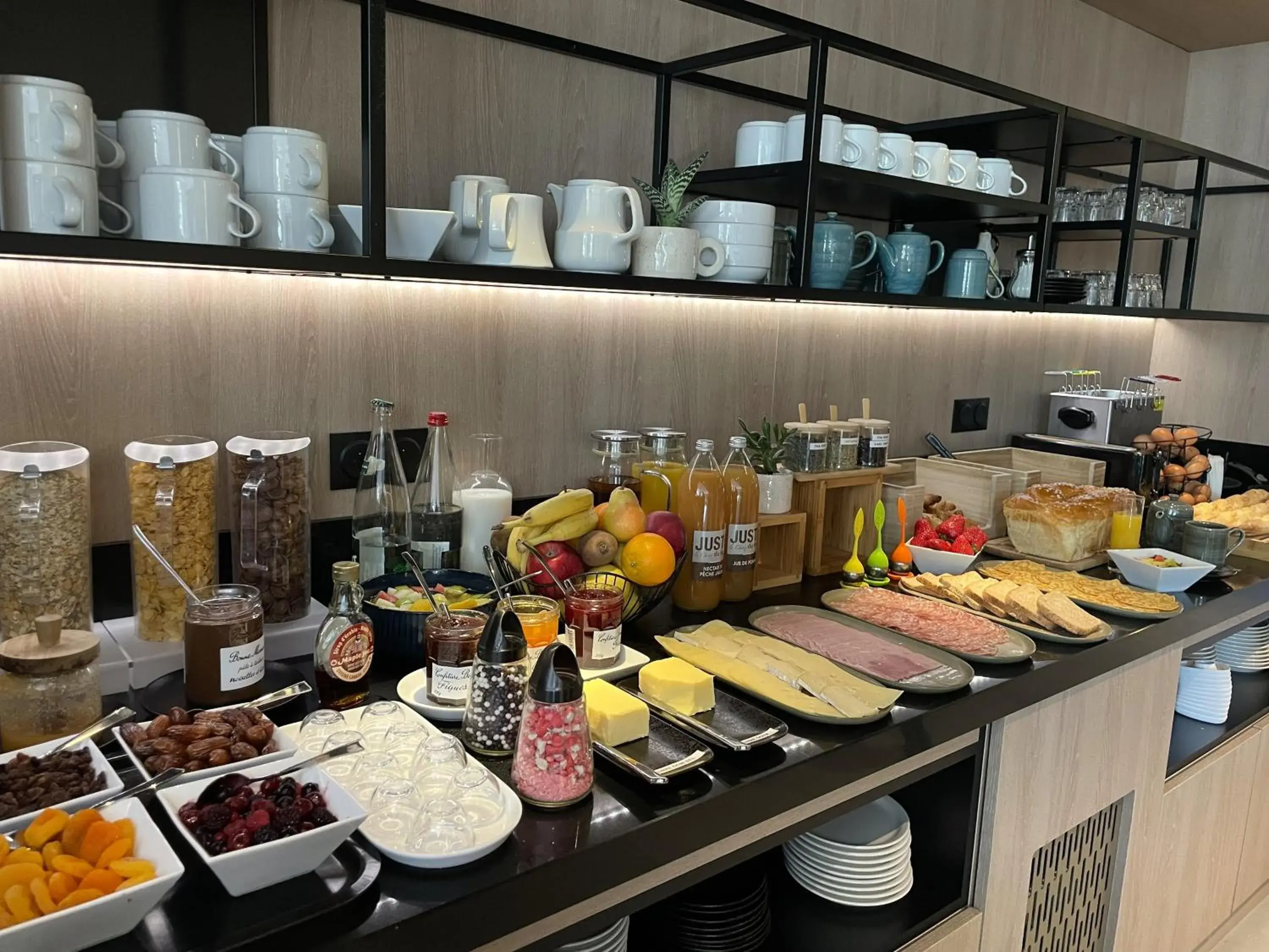 Breakfast in Hôtel Villa Berlioz Breakfast in Hôtel Villa Berlioz