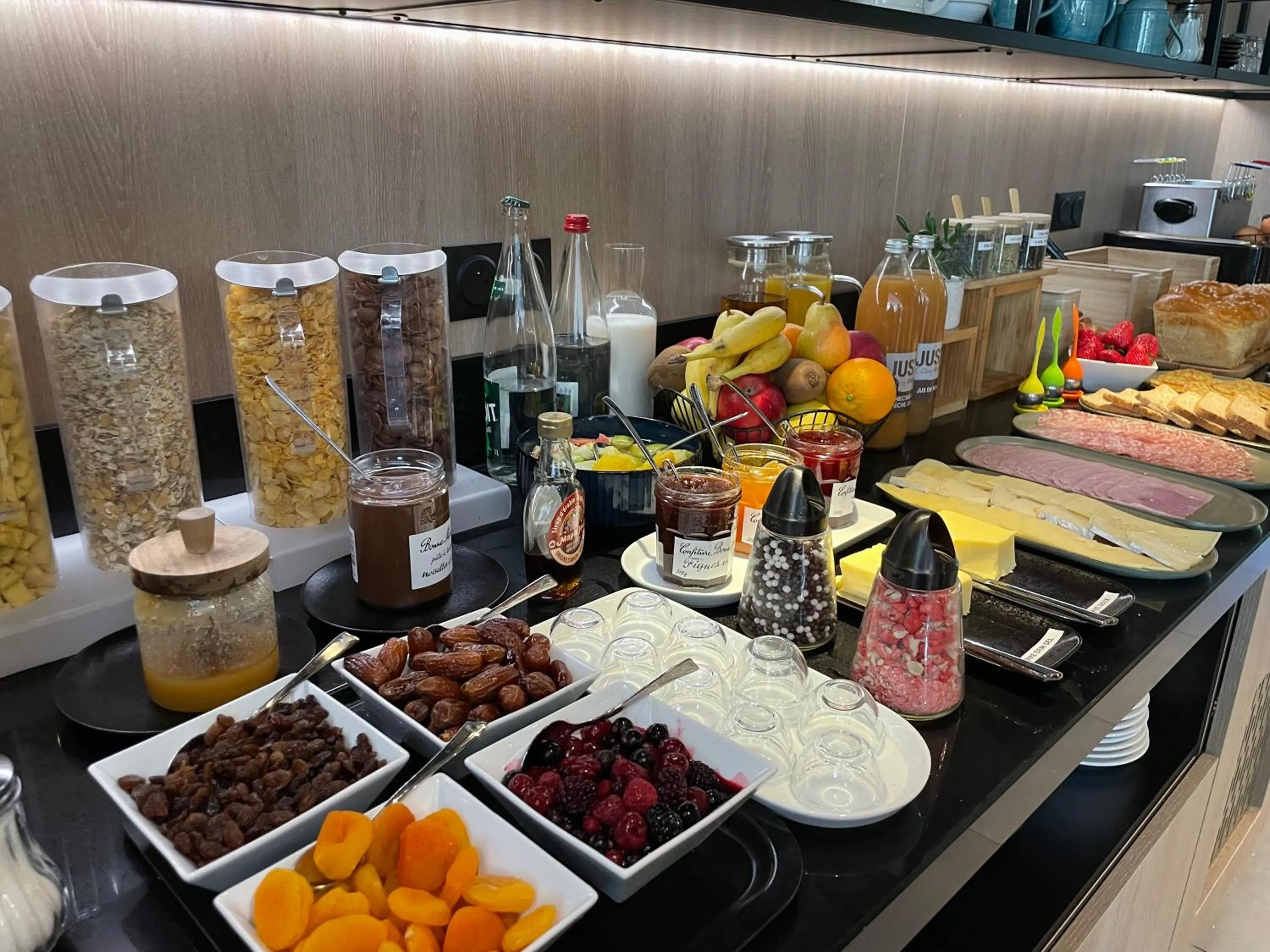 Food and drinks in Hôtel Villa Berlioz