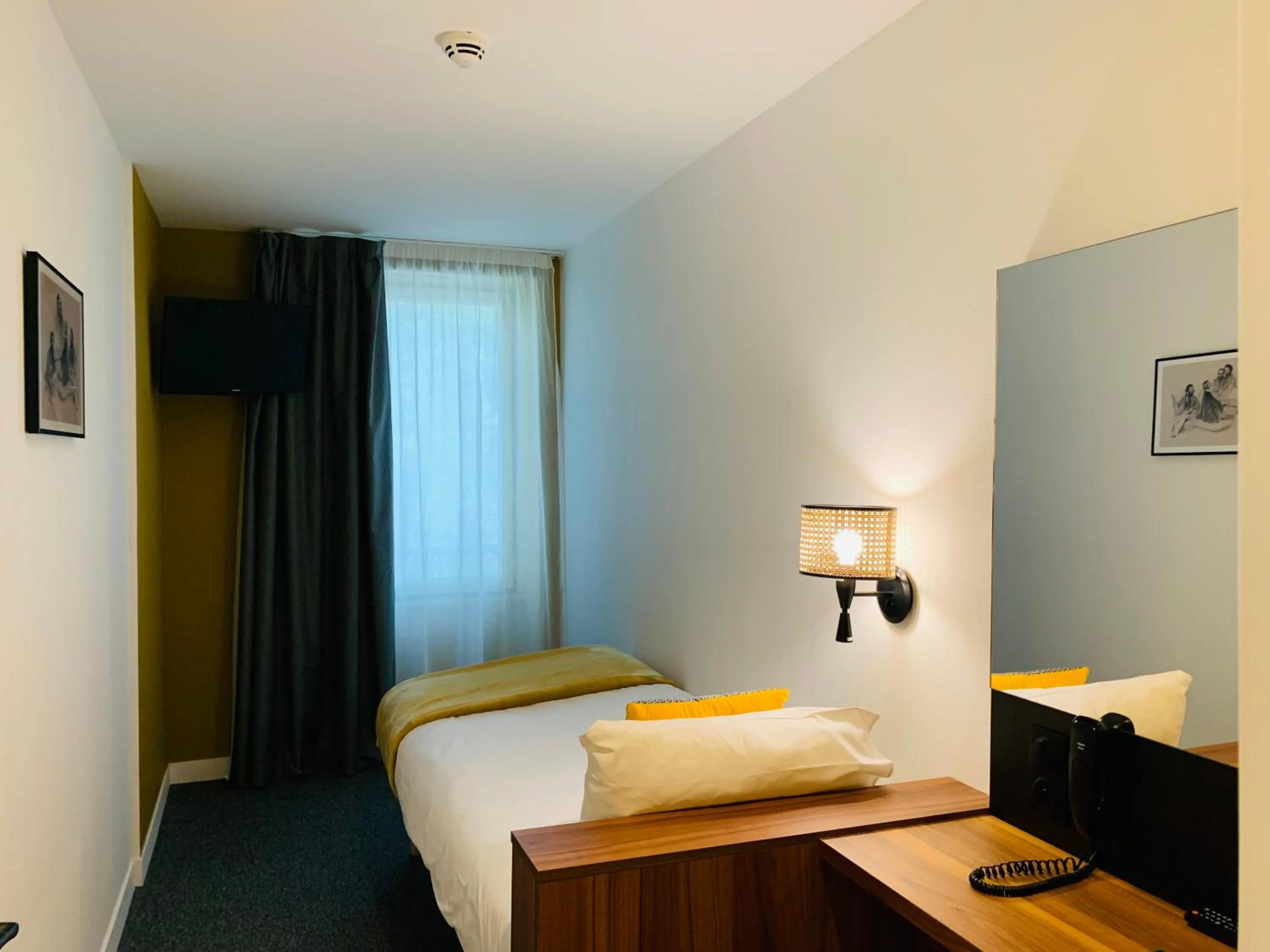 Bed in Hôtel Villa Berlioz