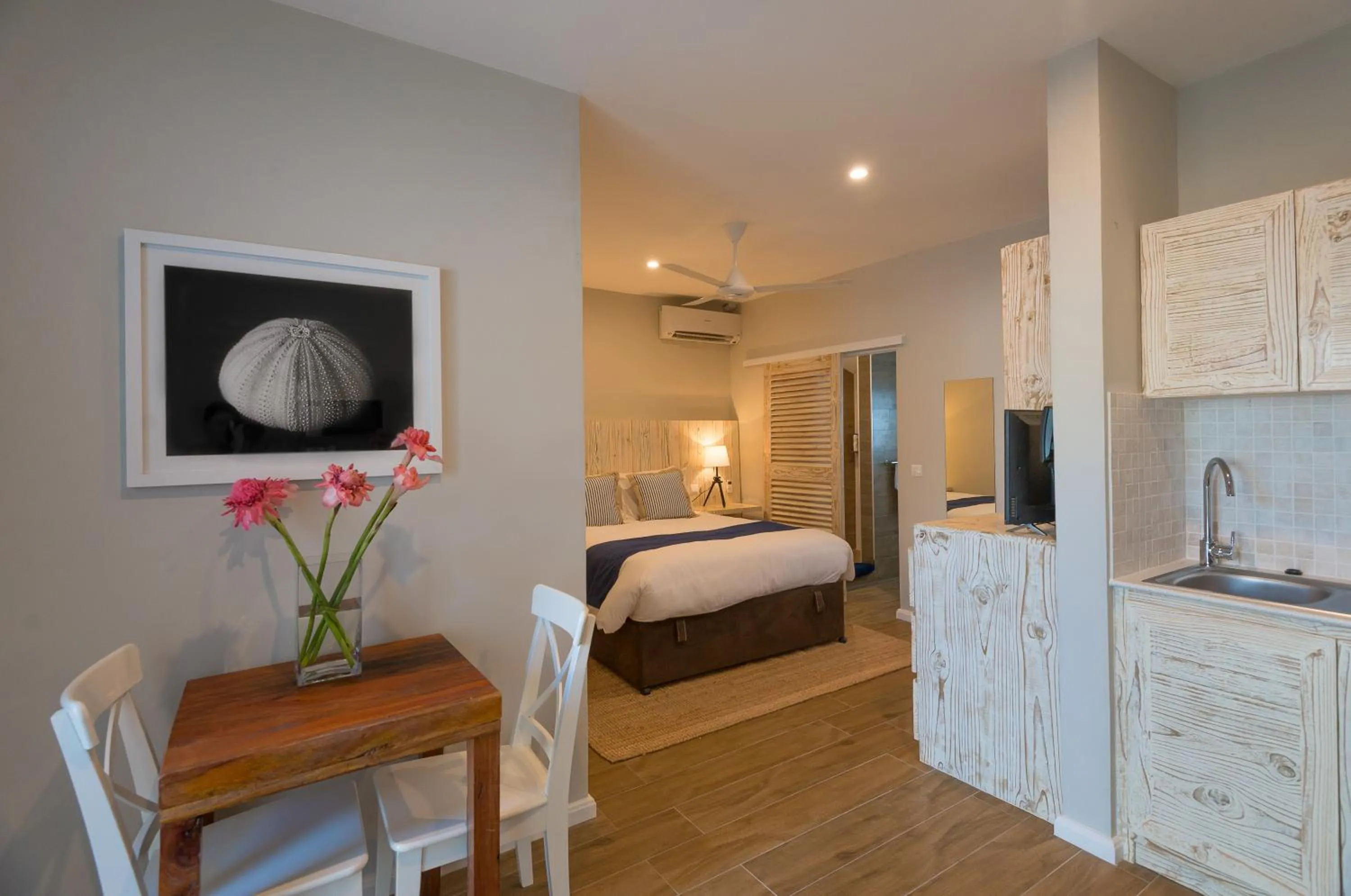 Bathroom, Bed in Le Nautique Beachfront Apartments