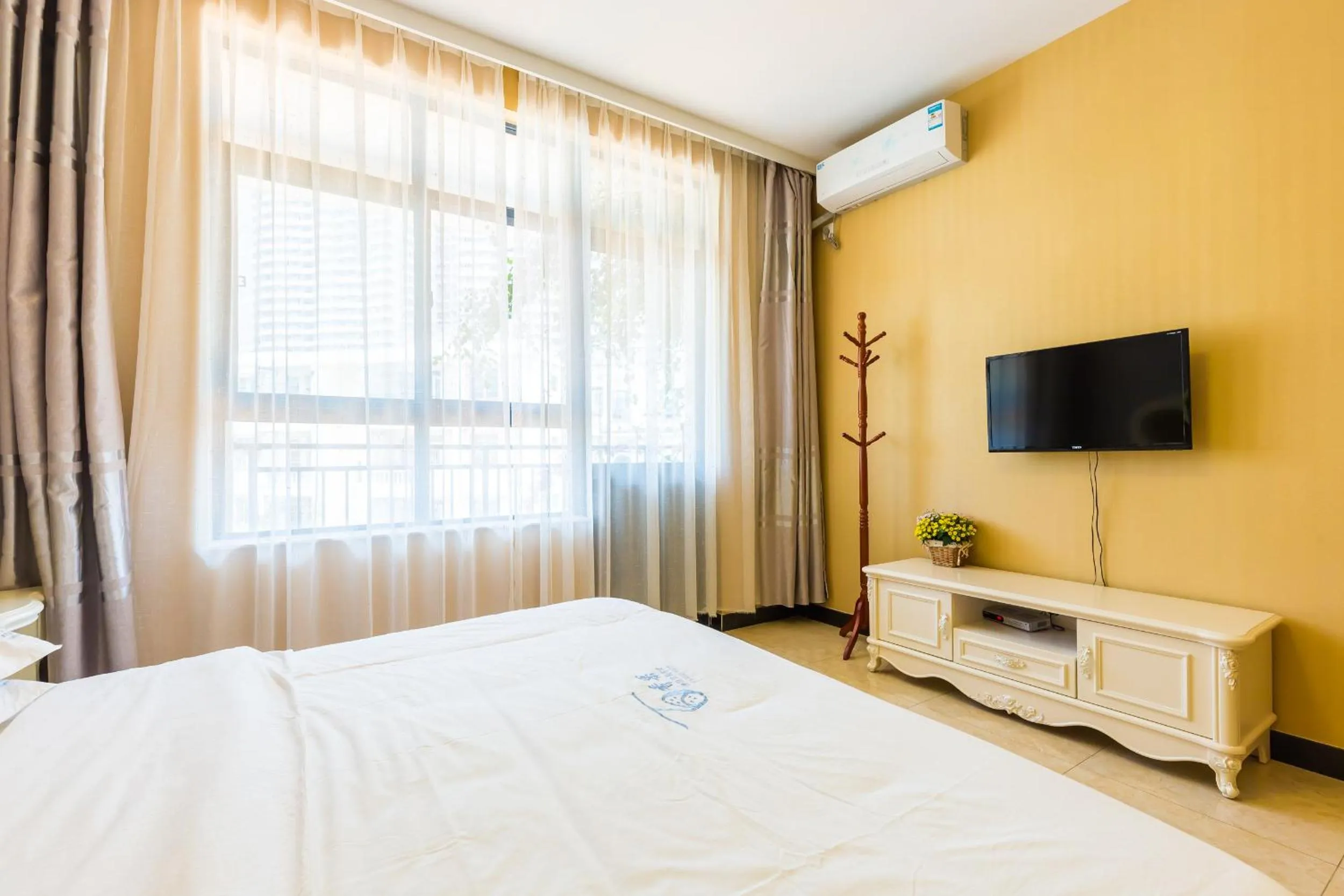 Photo of the whole room, Bed in Sanya Passion fruit Inn