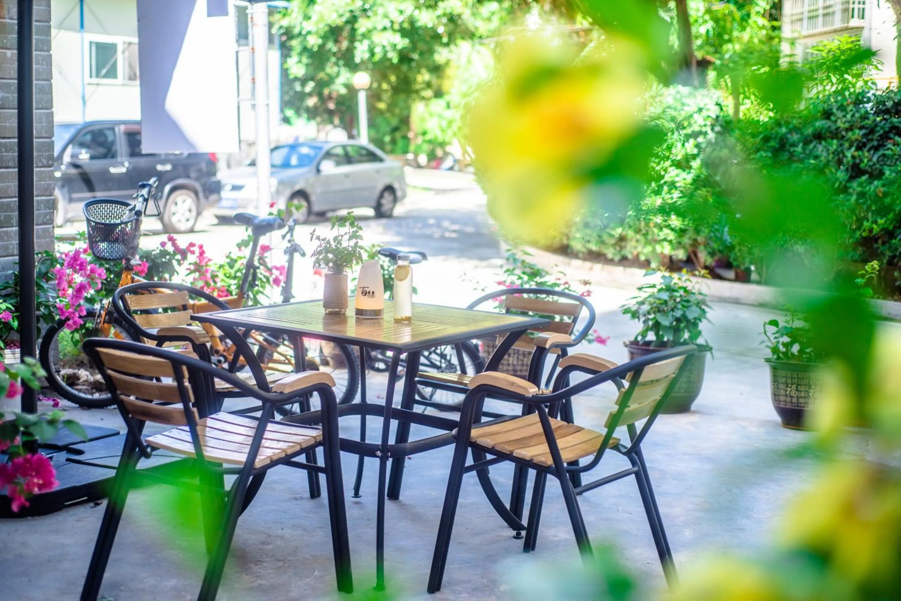 Communal lounge/ TV room in Sanya Passion fruit Inn