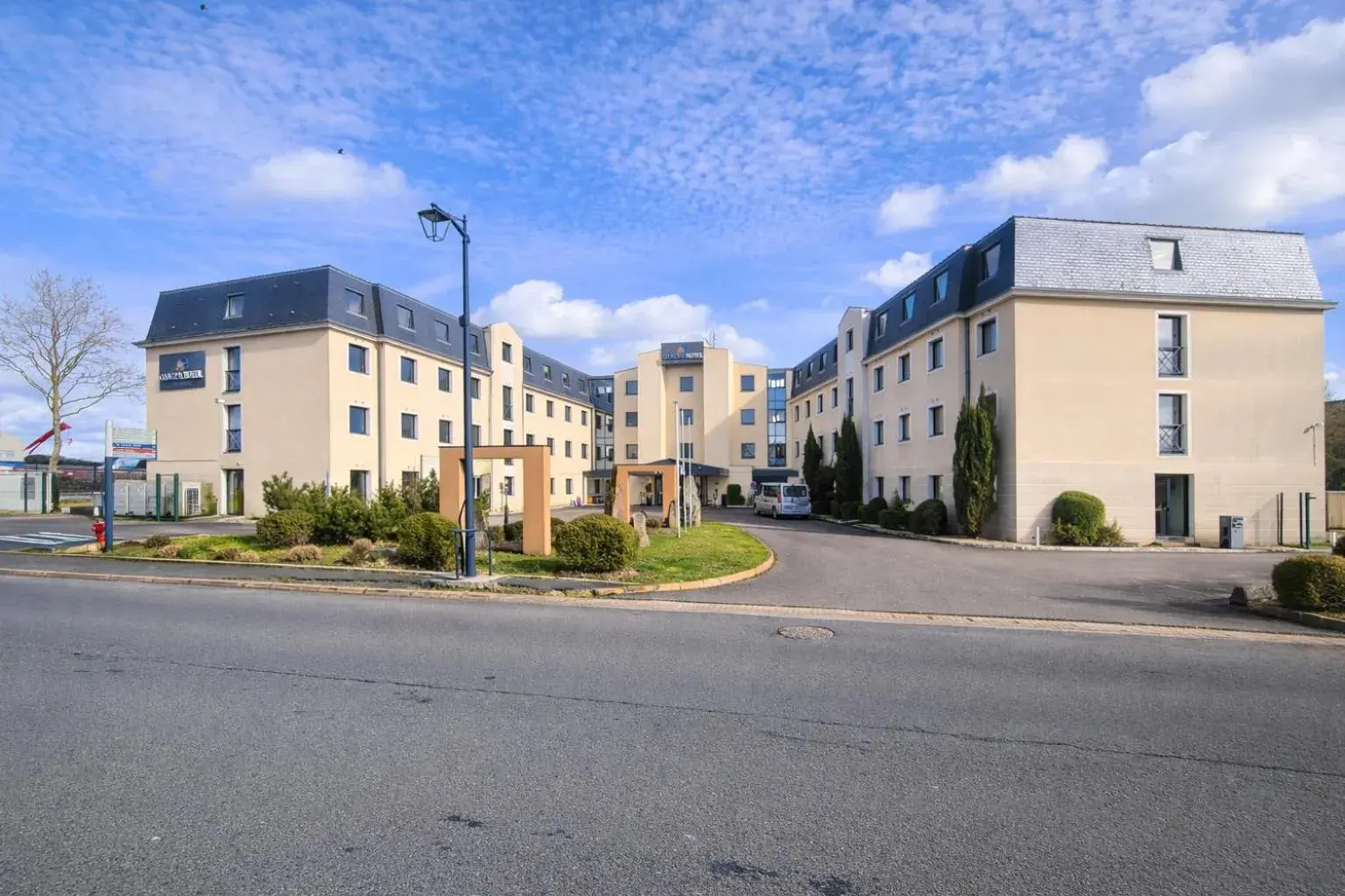 Facade/entrance in Geographotel Paris-Roissy CDG Airport Facade/entrance in Geographotel Paris-Roissy CDG Airport