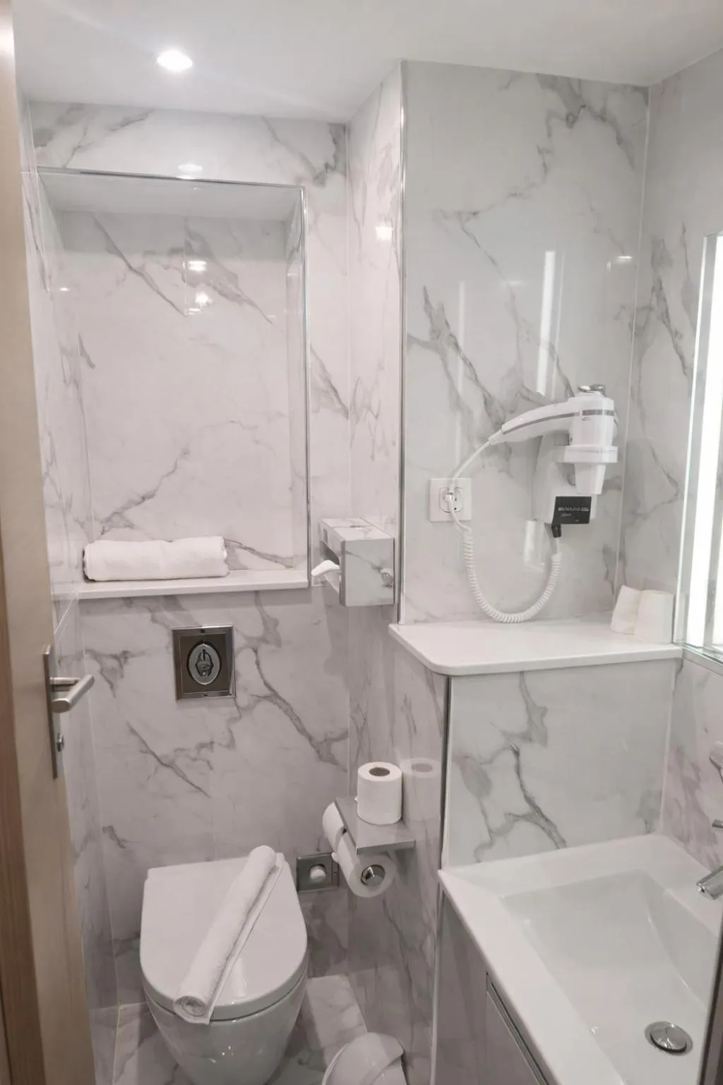 Toilet in Geographotel Paris-Roissy CDG Airport