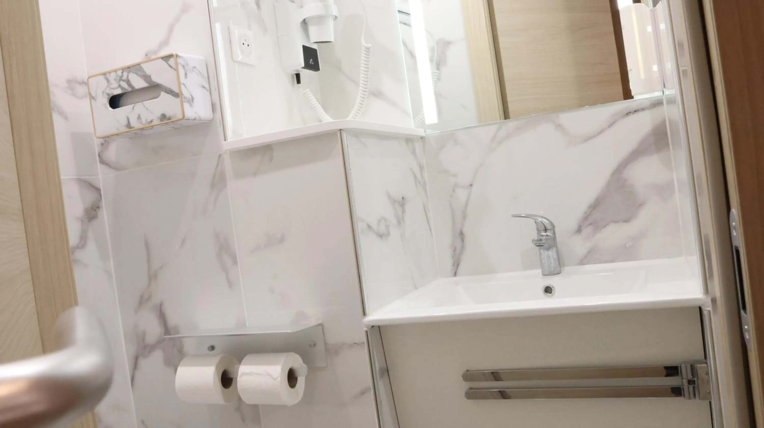 Bathroom in Geographotel Paris-Roissy CDG Airport