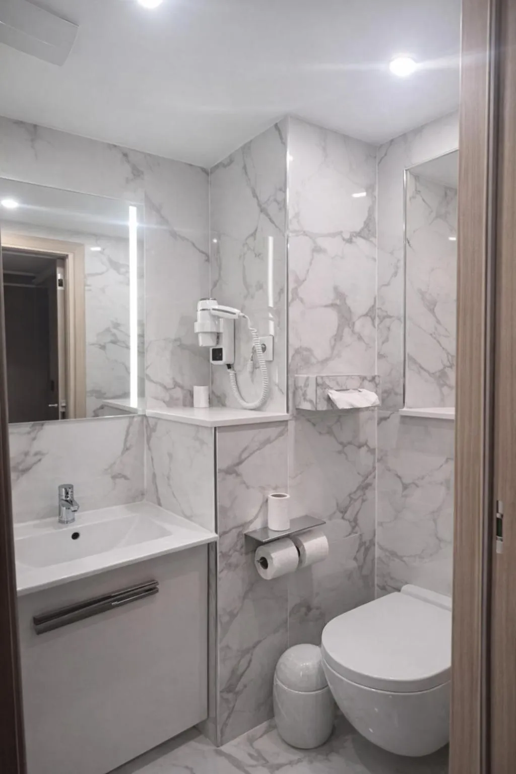 Toilet in Geographotel Paris-Roissy CDG Airport