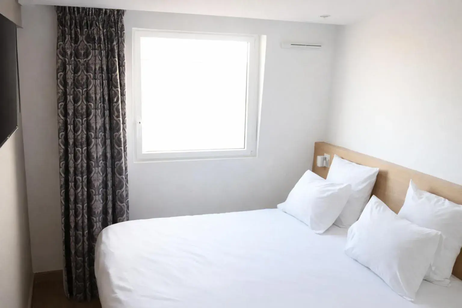 Bed in Geographotel Paris-Roissy CDG Airport Bed in Geographotel Paris-Roissy CDG Airport