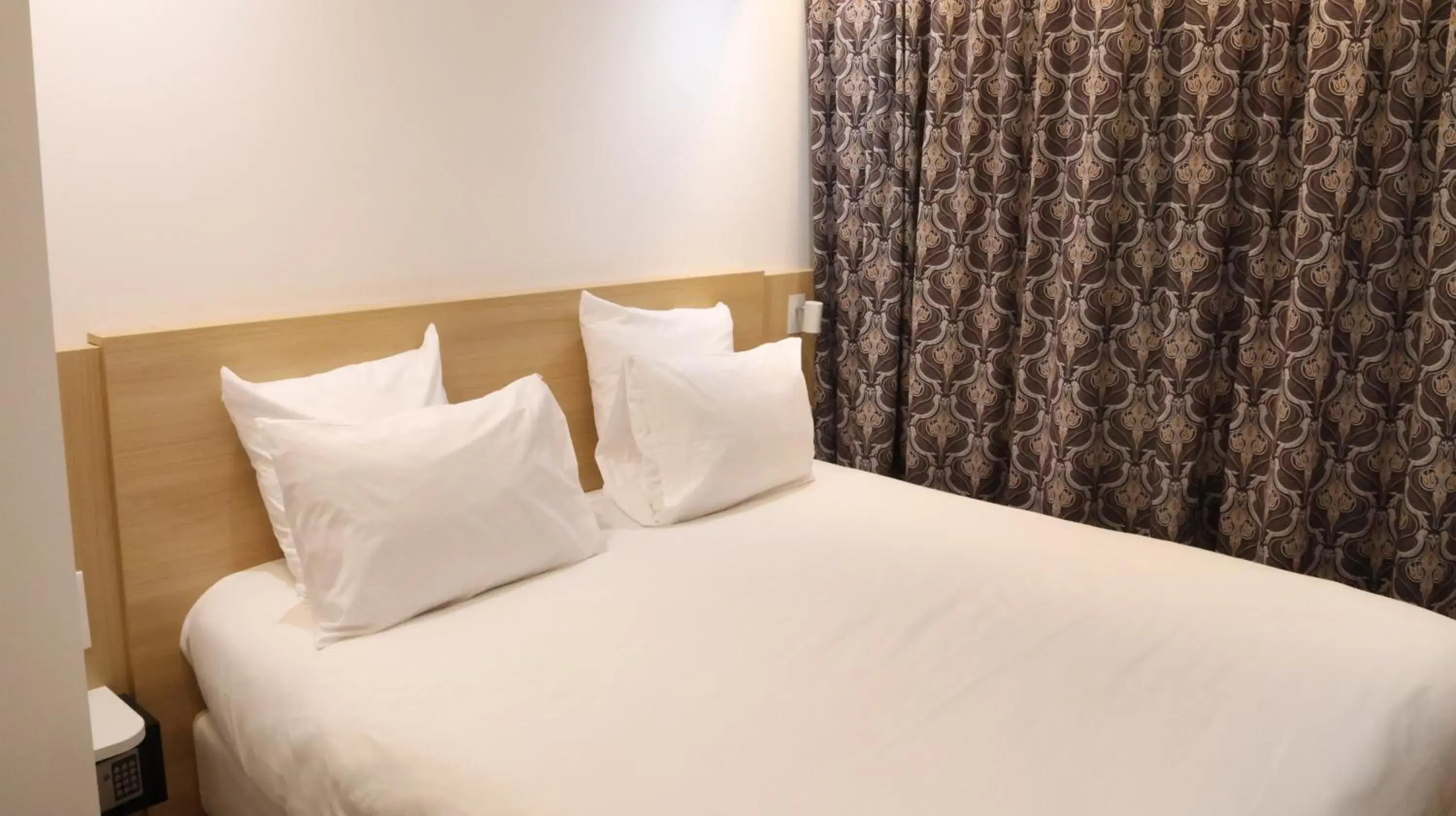 Bedroom, Bed in Geographotel Paris-Roissy CDG Airport Bedroom, Bed in Geographotel Paris-Roissy CDG Airport