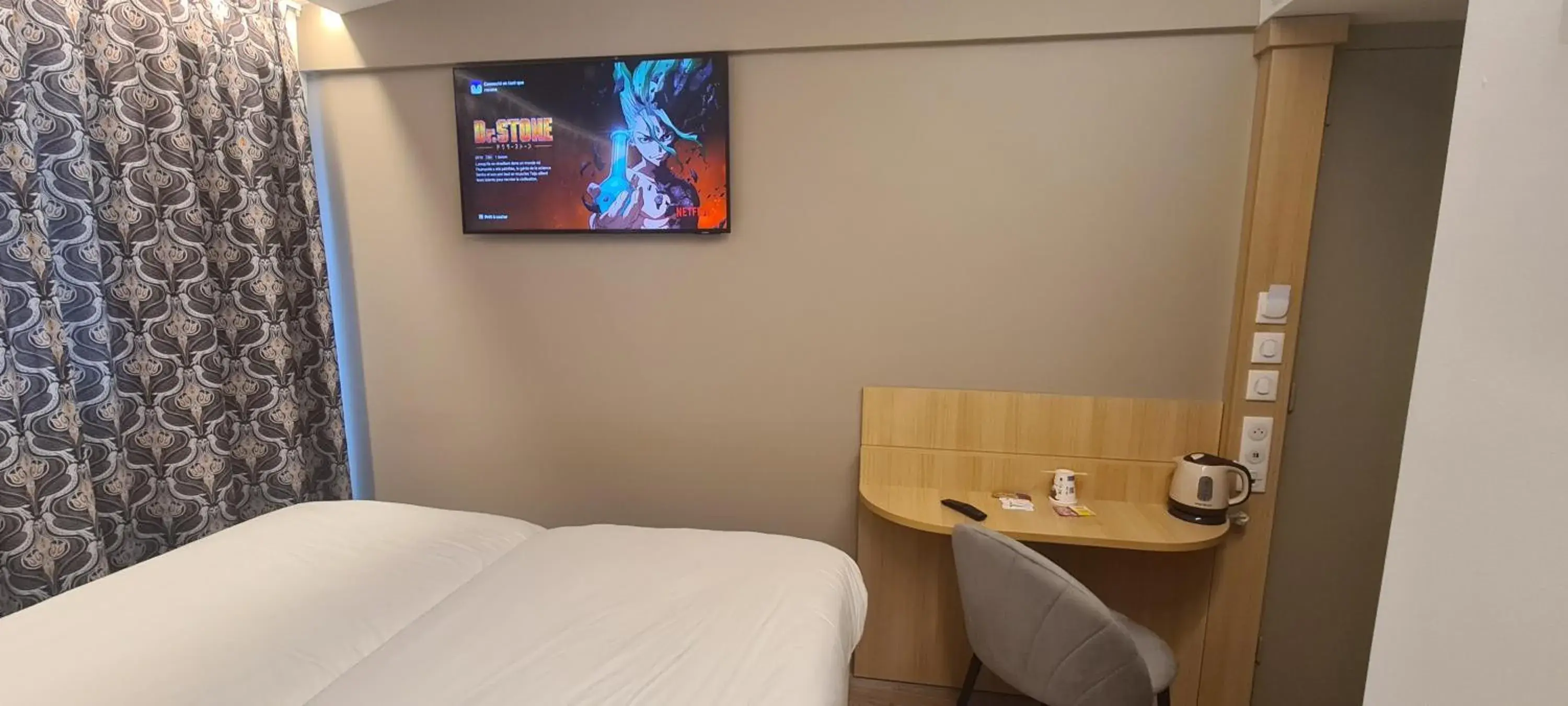 TV and multimedia, Bed in Geographotel Paris-Roissy CDG Airport TV and multimedia, Bed in Geographotel Paris-Roissy CDG Airport