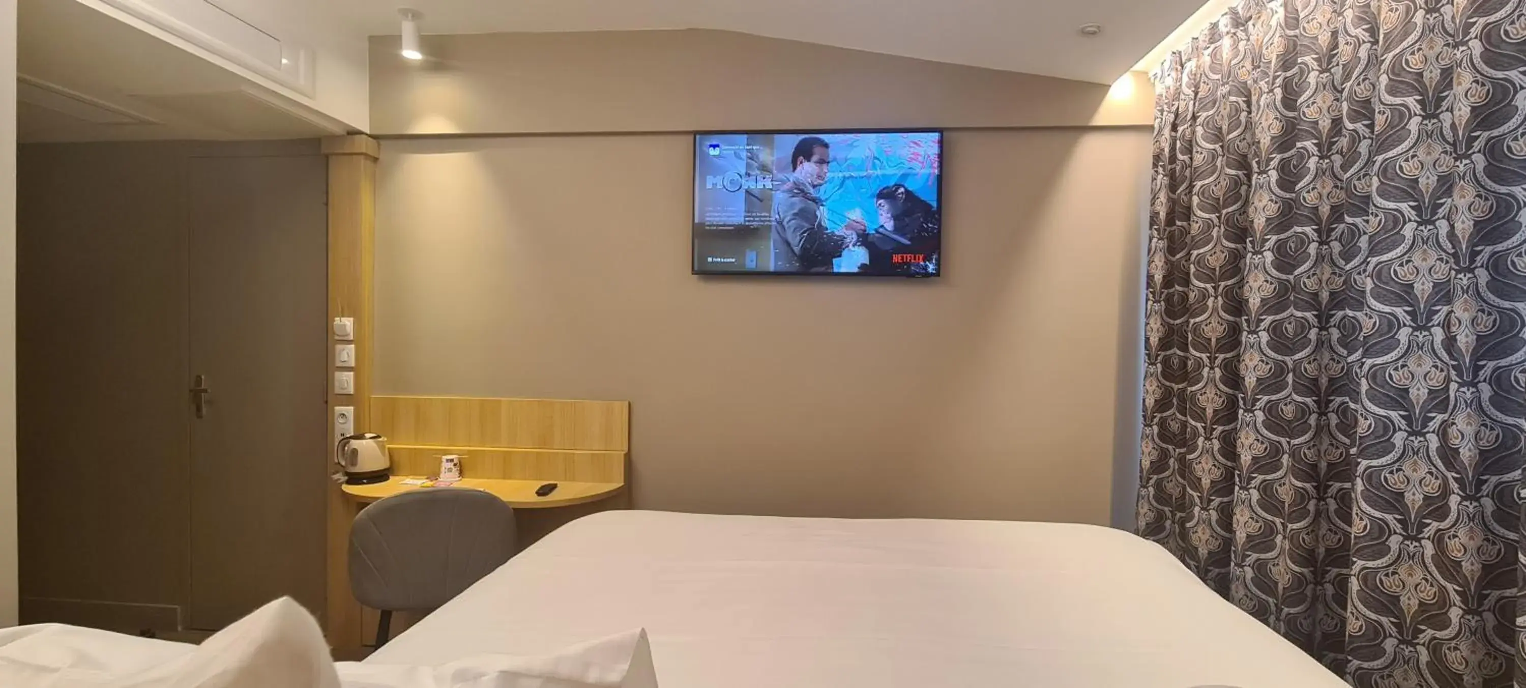 Bed in Geographotel Paris-Roissy CDG Airport Bed in Geographotel Paris-Roissy CDG Airport