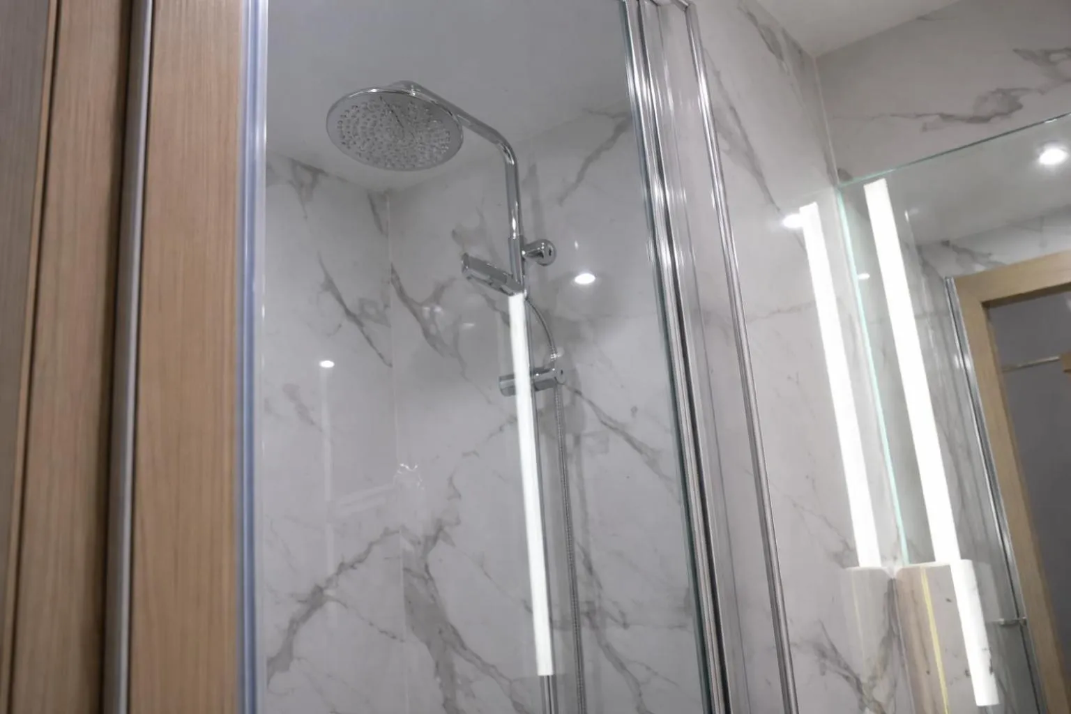 Shower in Geographotel Paris-Roissy CDG Airport