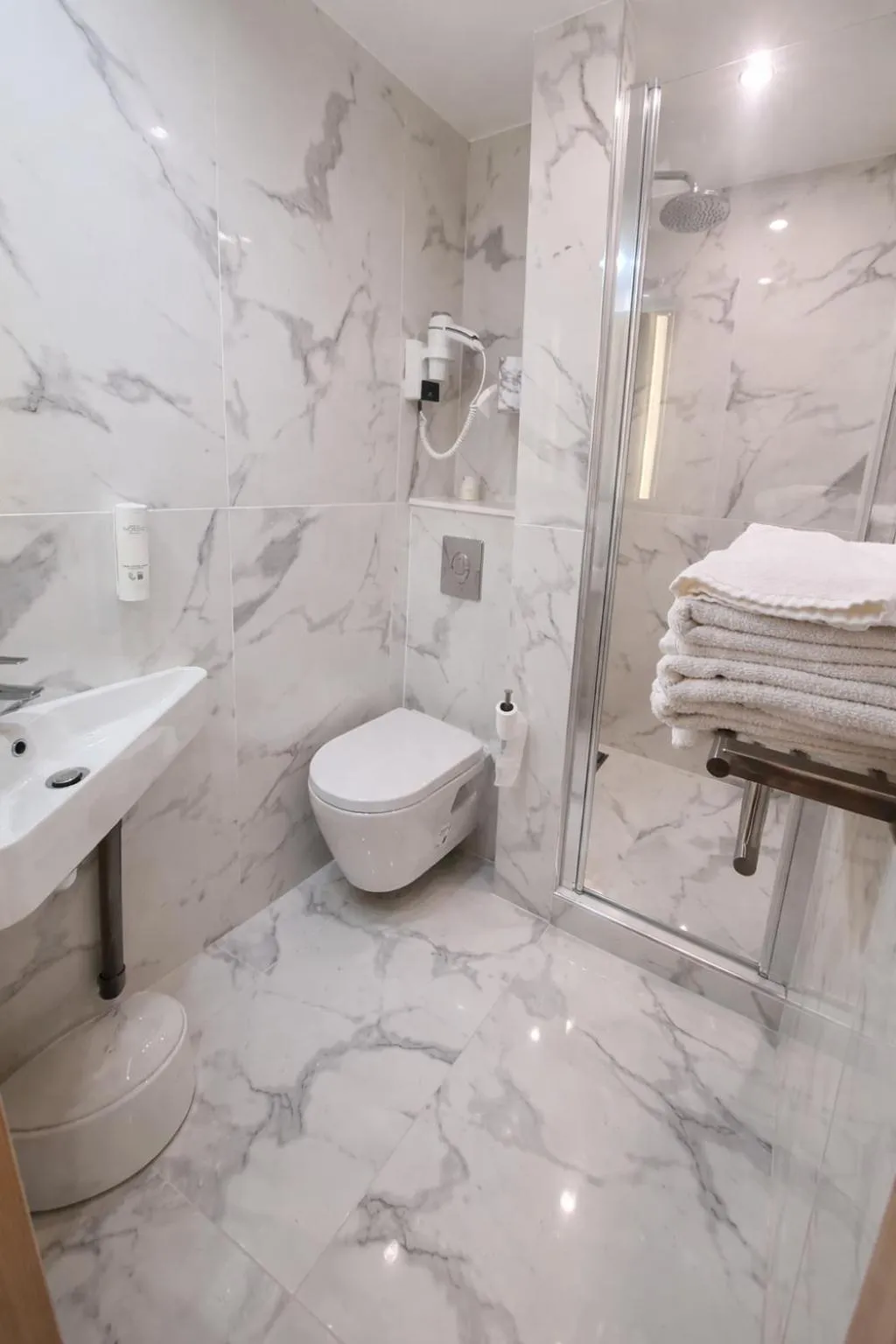 Bathroom in Geographotel Paris-Roissy CDG Airport