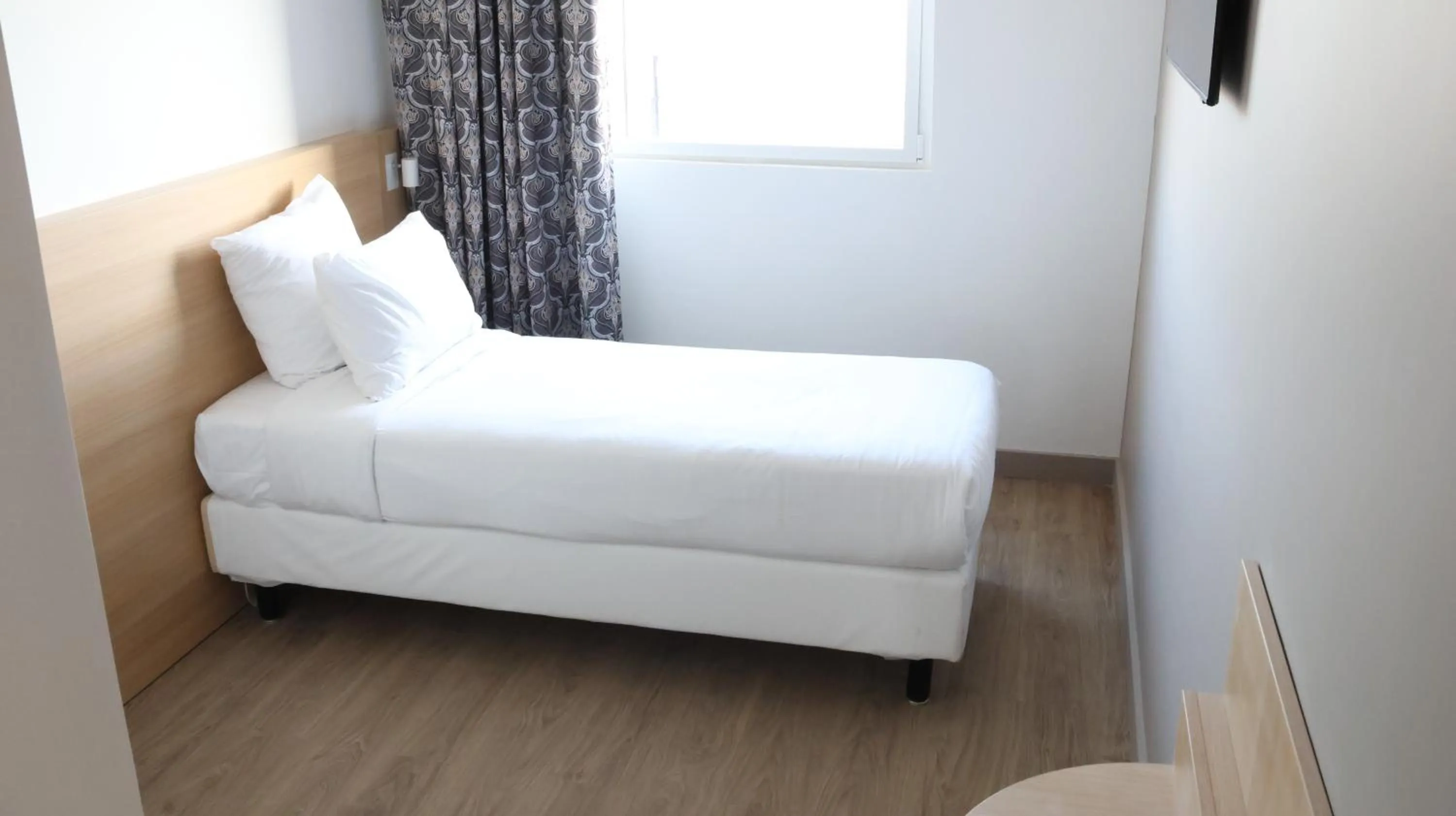 Photo of the whole room, Bed in Geographotel Paris-Roissy CDG Airport