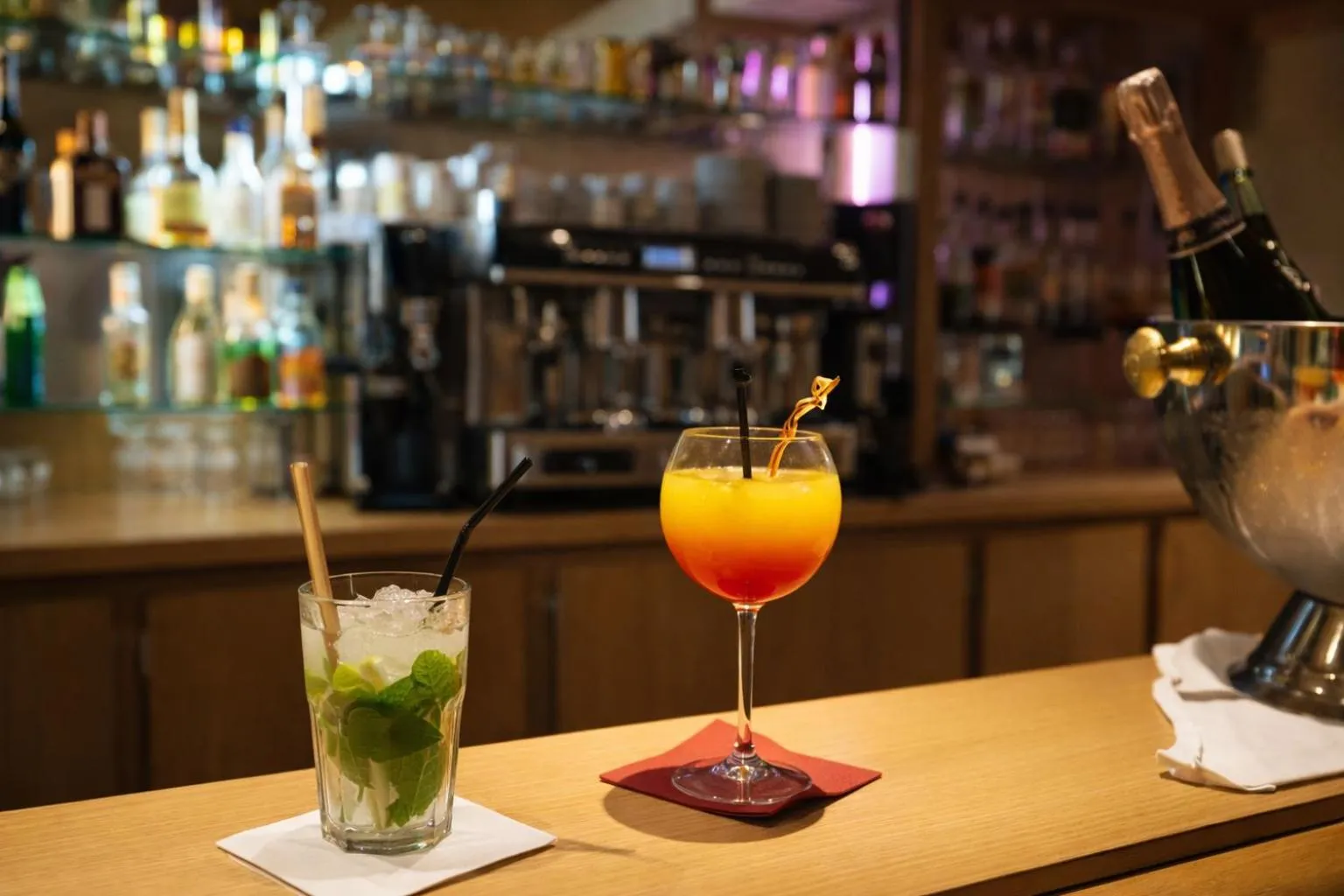 Lounge or bar in Geographotel Paris-Roissy CDG Airport