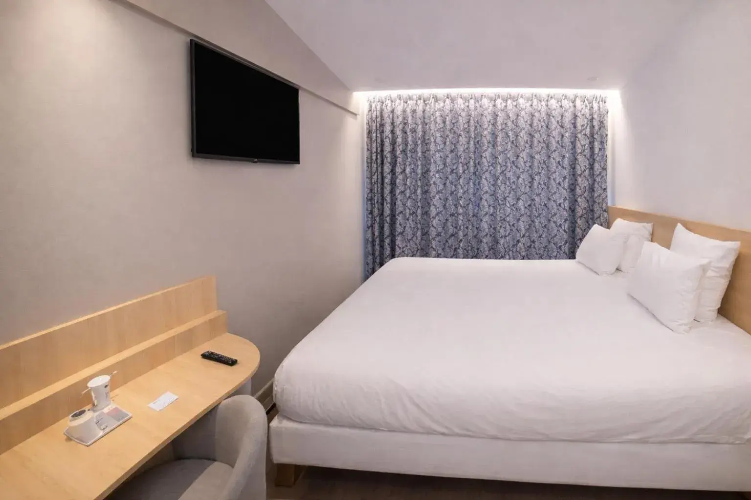 Photo of the whole room, Bed in Geographotel Paris-Roissy CDG Airport Photo of the whole room, Bed in Geographotel Paris-Roissy CDG Airport