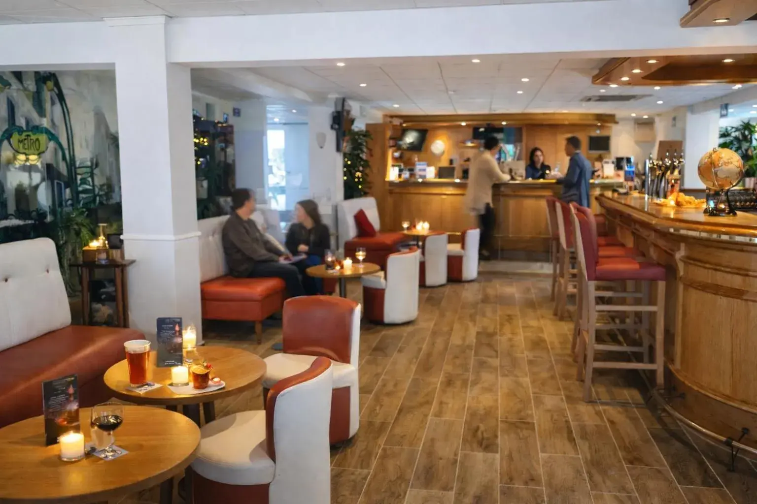 Lounge or bar in Geographotel Paris-Roissy CDG Airport Lounge or bar in Geographotel Paris-Roissy CDG Airport