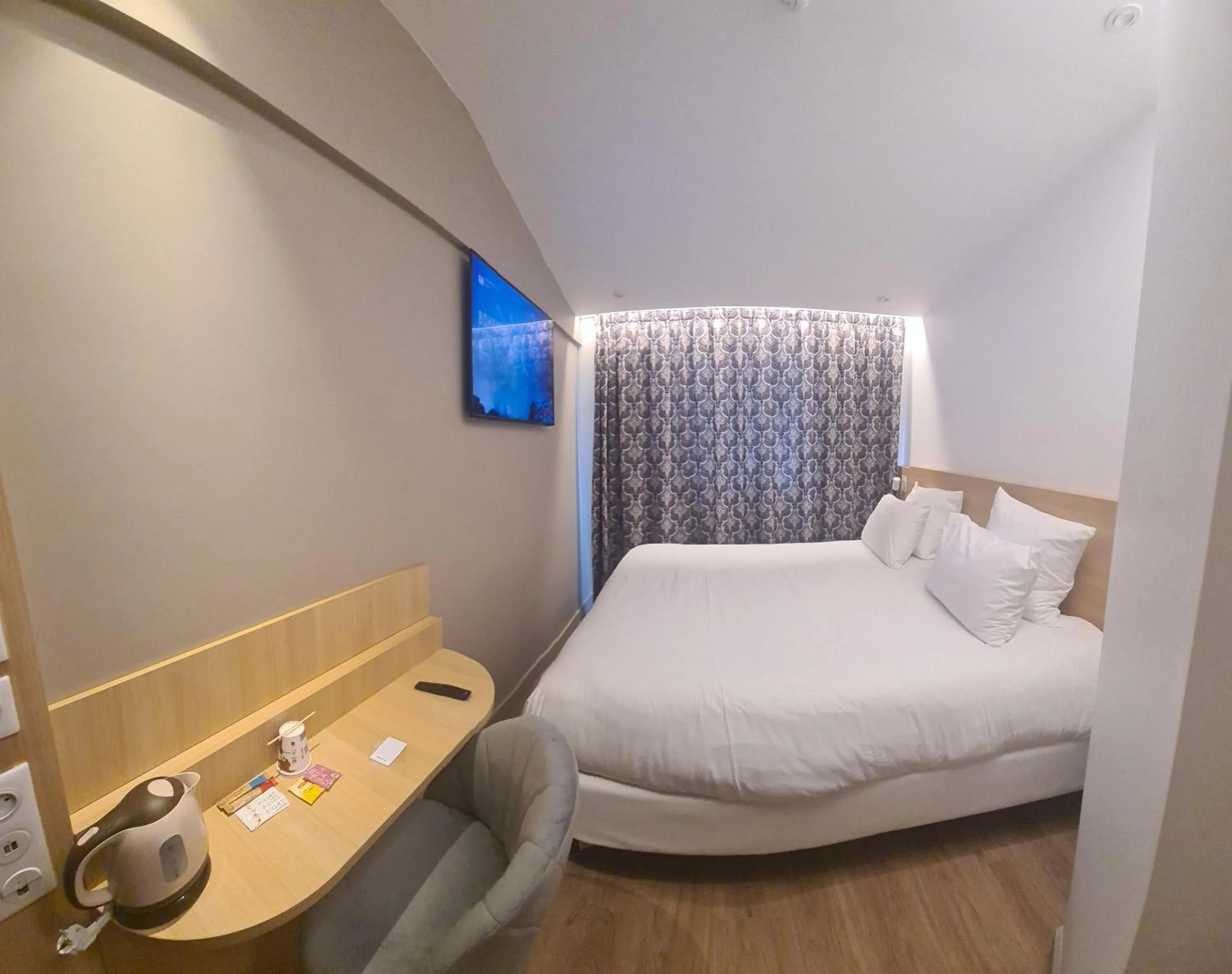 Bedroom, Bed in Geographotel Paris-Roissy CDG Airport