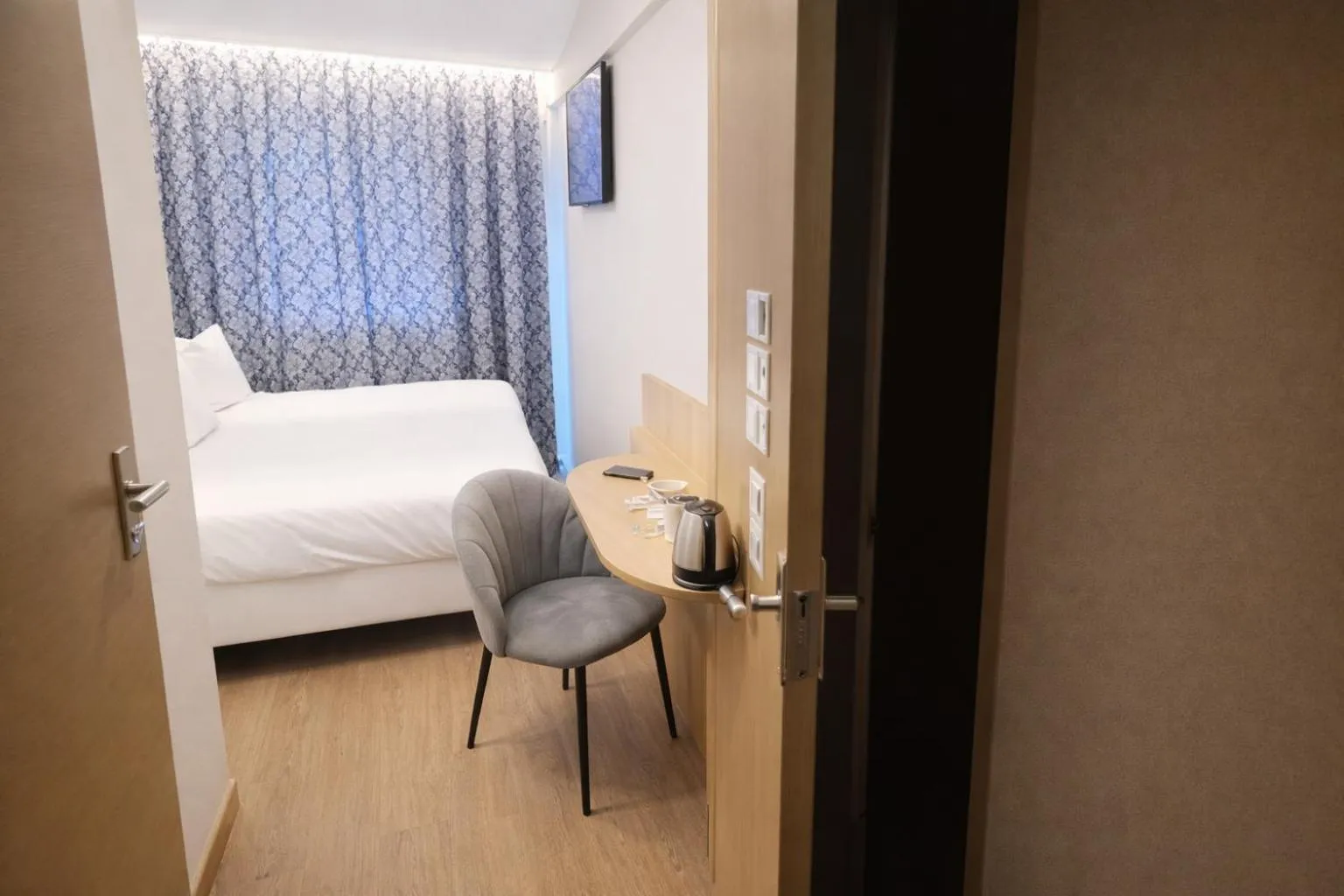 Photo of the whole room, Bed in Geographotel Paris-Roissy CDG Airport