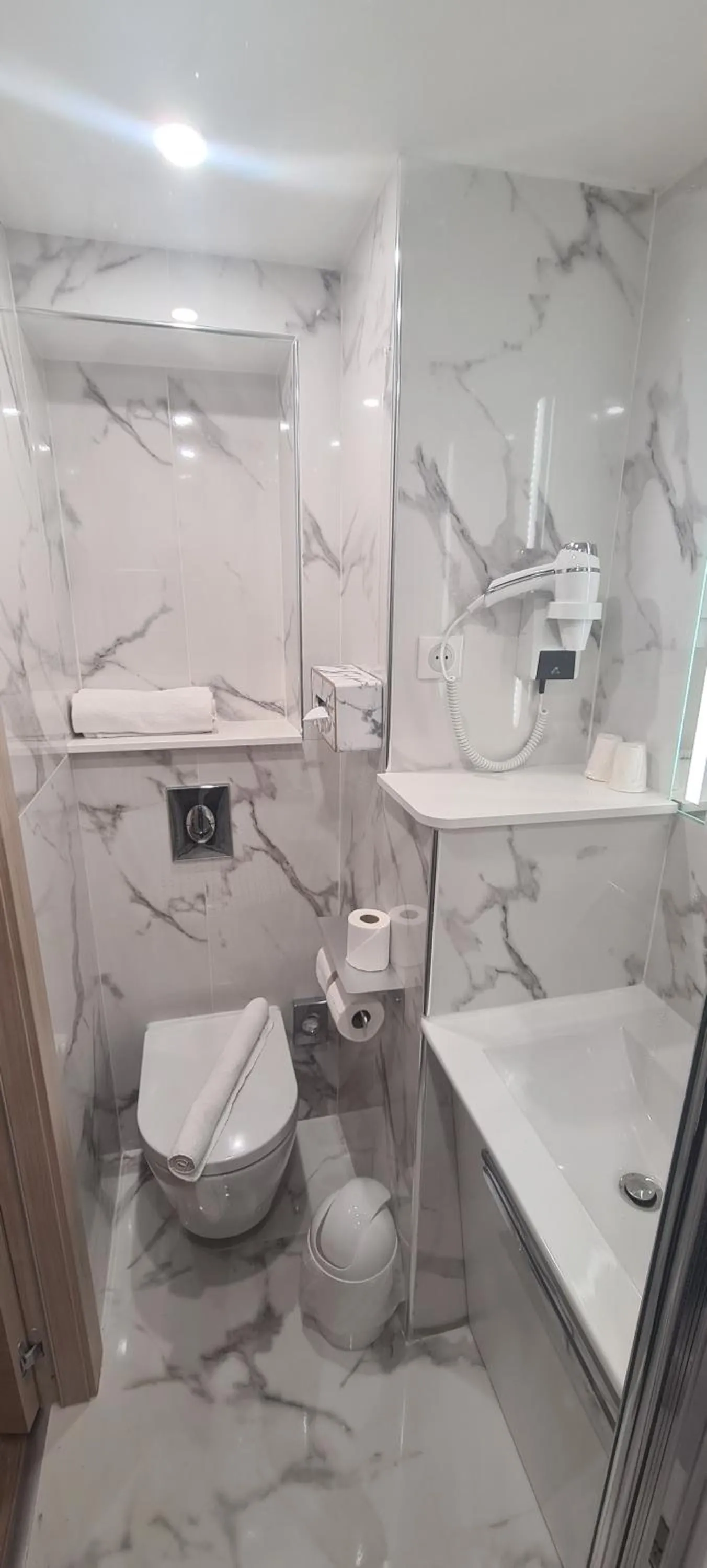 Toilet in Geographotel Paris-Roissy CDG Airport