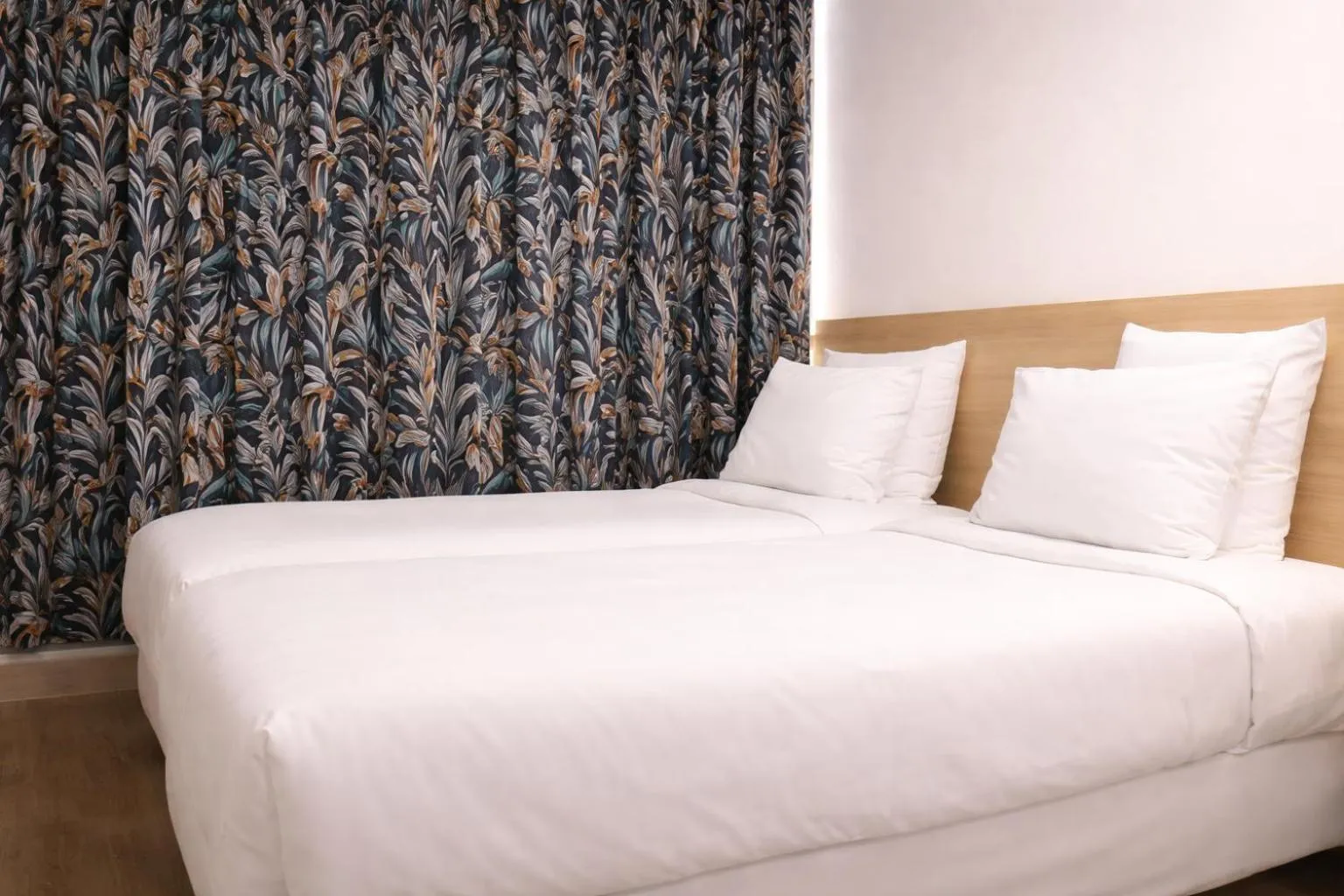 Photo of the whole room, Bed in Geographotel Paris-Roissy CDG Airport