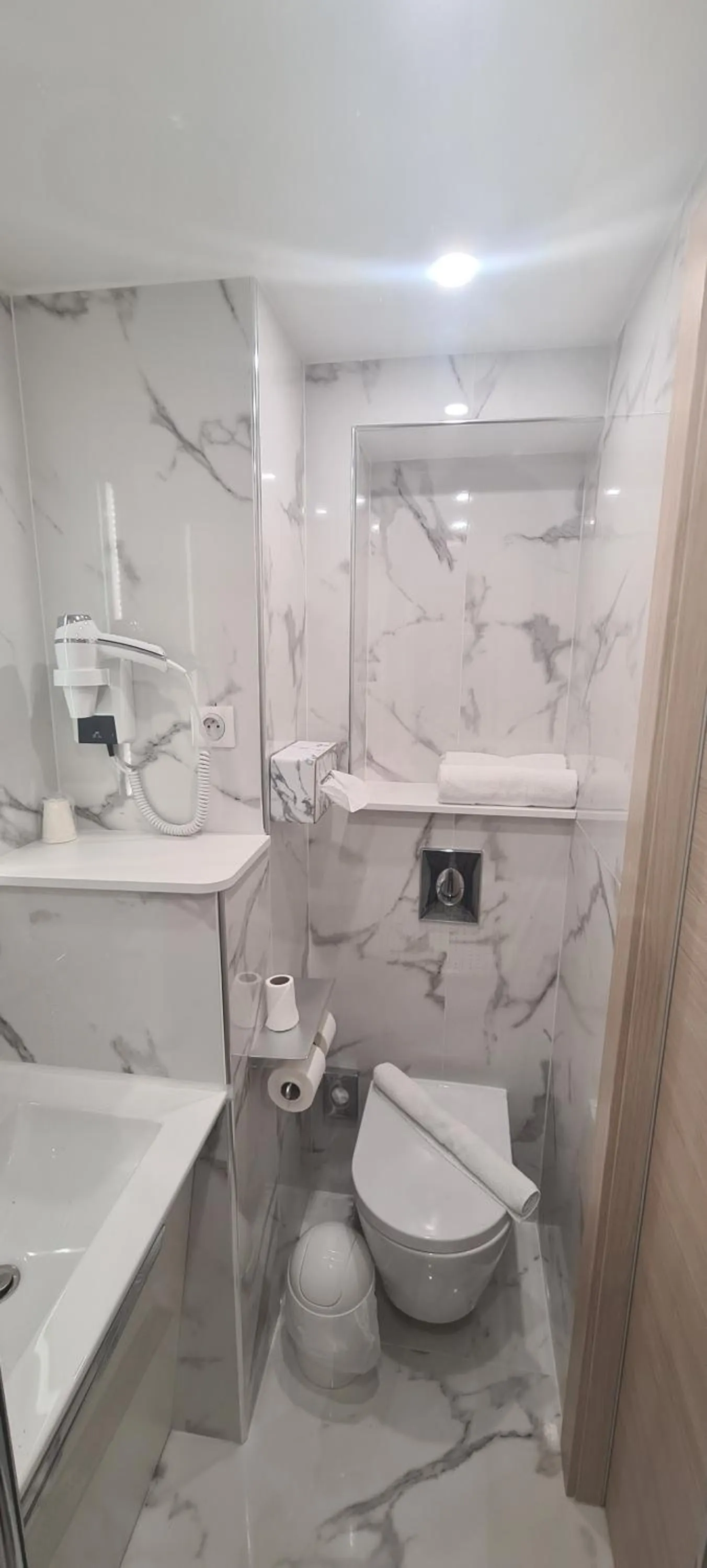 Toilet in Geographotel Paris-Roissy CDG Airport