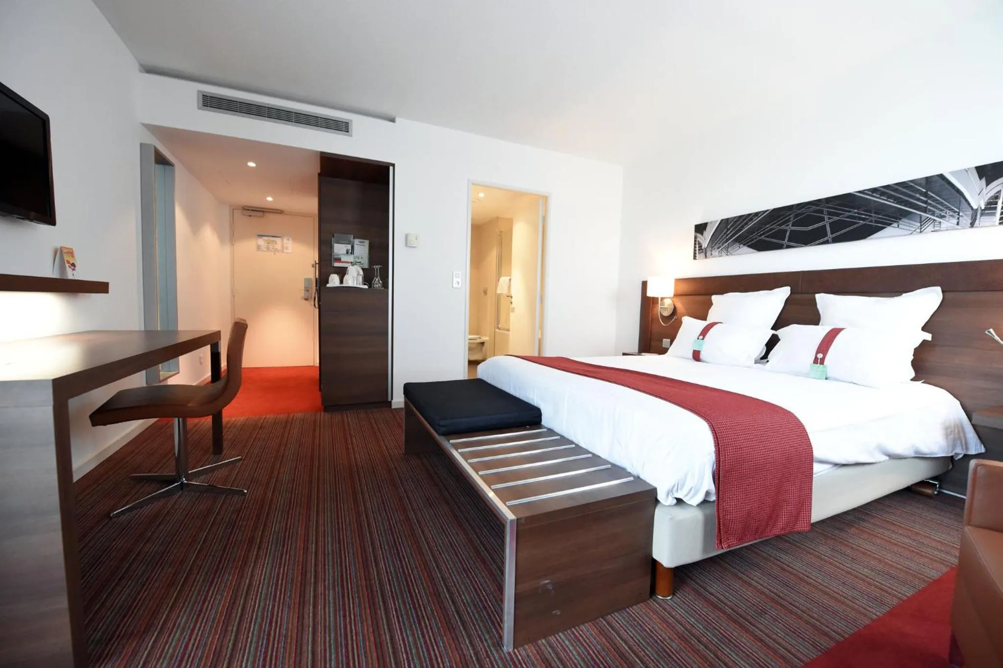 Photo of the whole room, Bed in Holiday Inn Mulhouse by IHG