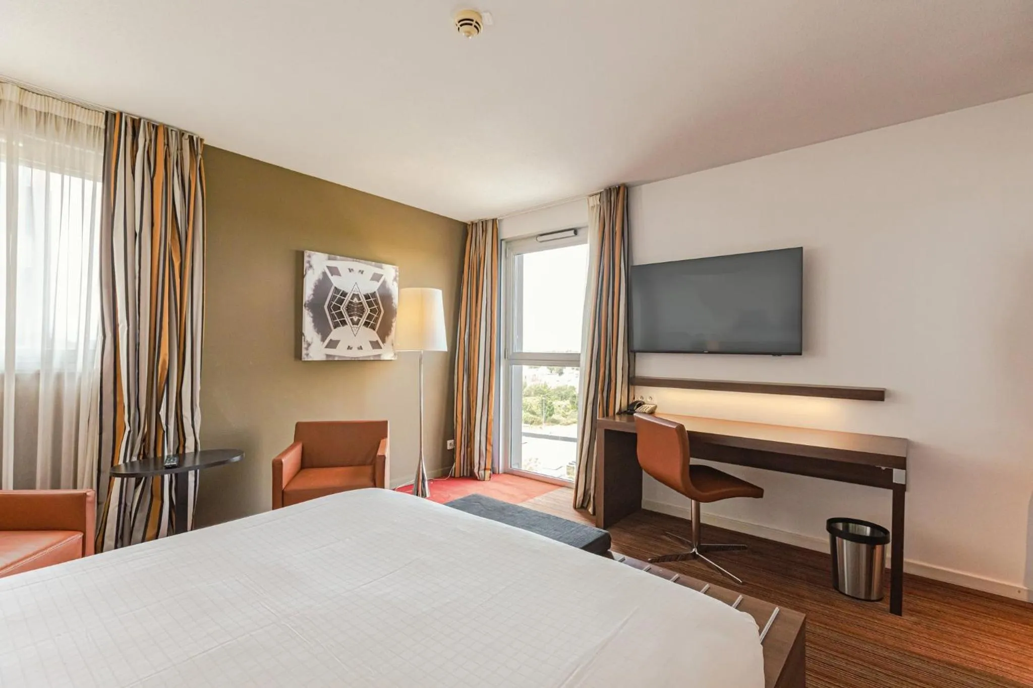 Photo of the whole room, Bed in Holiday Inn Mulhouse by IHG