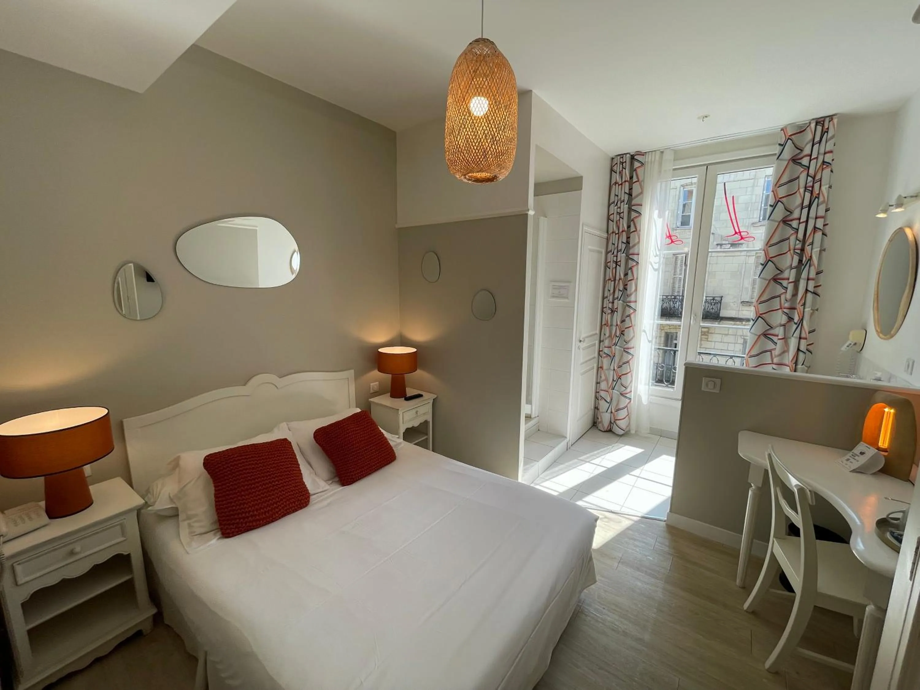 Bedroom, Bed in The Originals Boutique, Hôtel Le Londres, Saumur