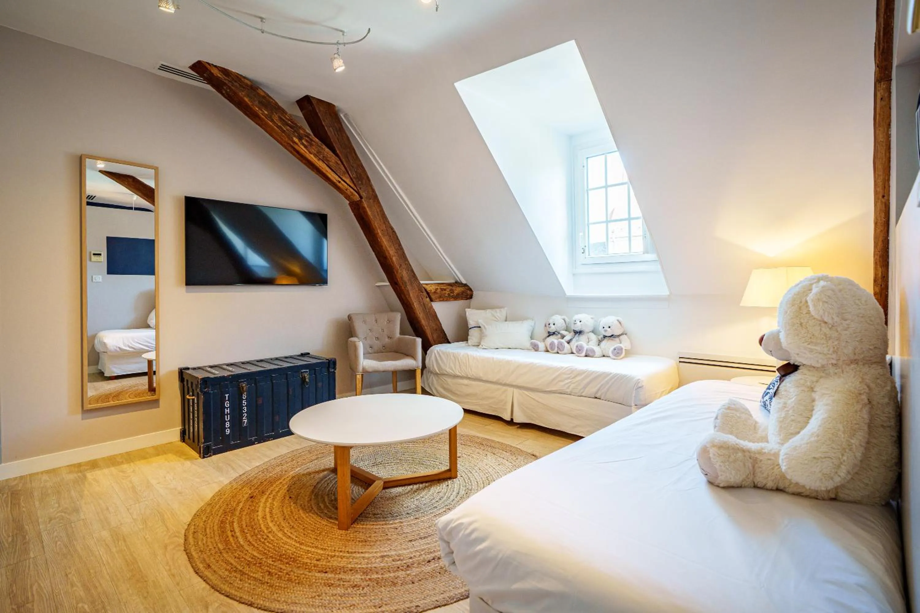 Living room, Bed in The Originals Boutique, Hôtel Le Londres, Saumur