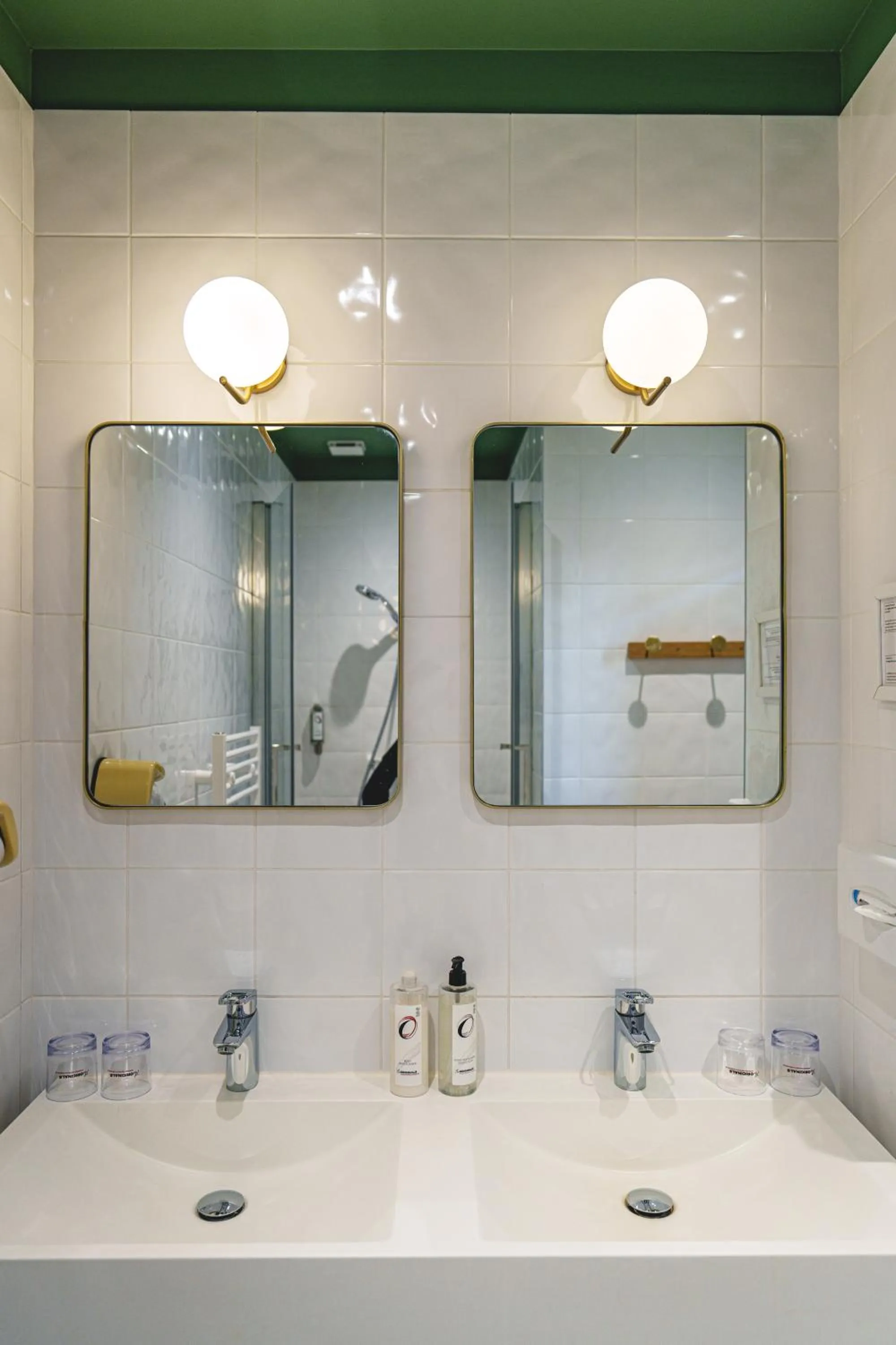 Bathroom in The Originals Boutique, Hôtel Le Londres, Saumur