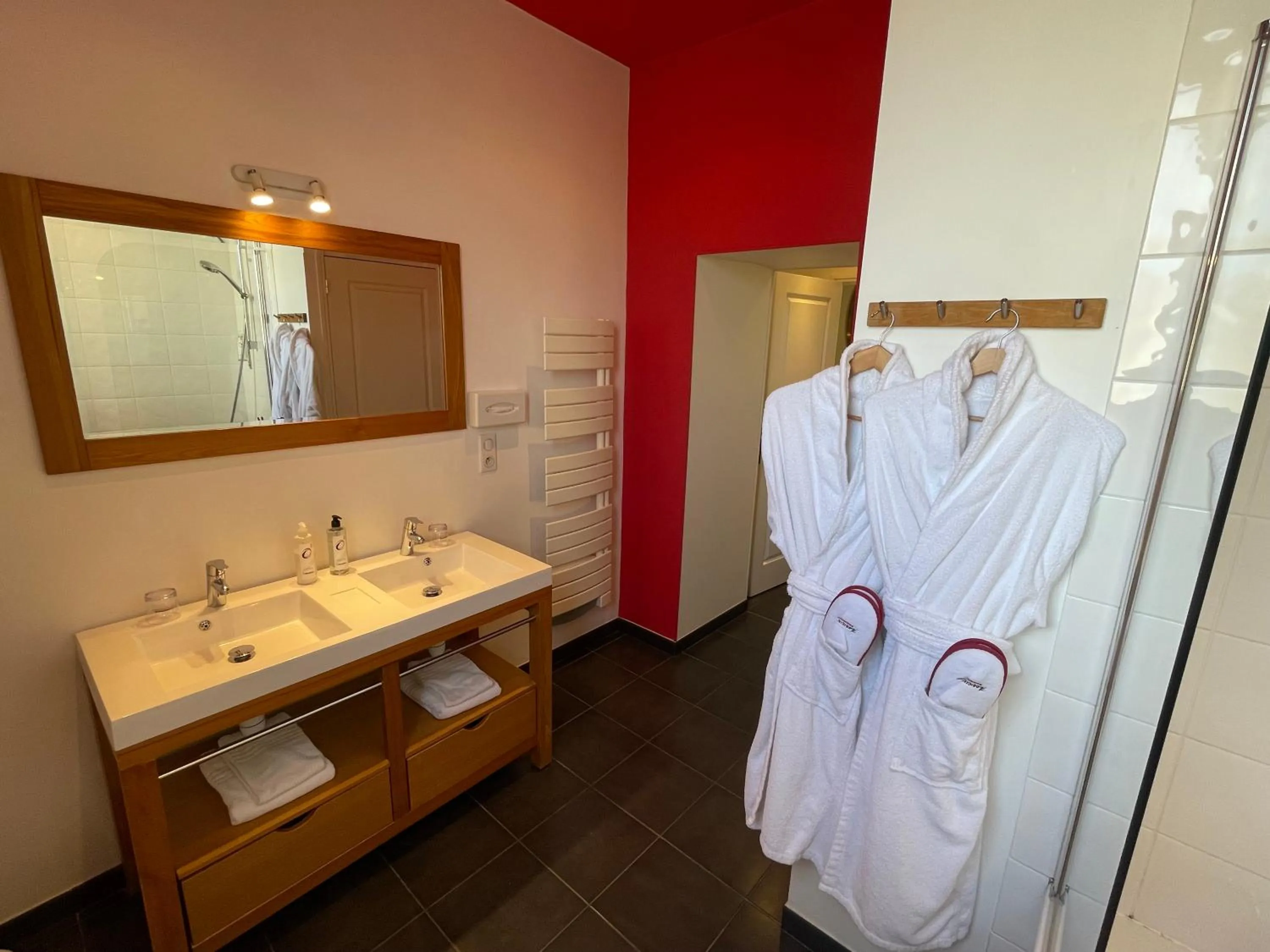 Bathroom in The Originals Boutique, Hôtel Le Londres, Saumur