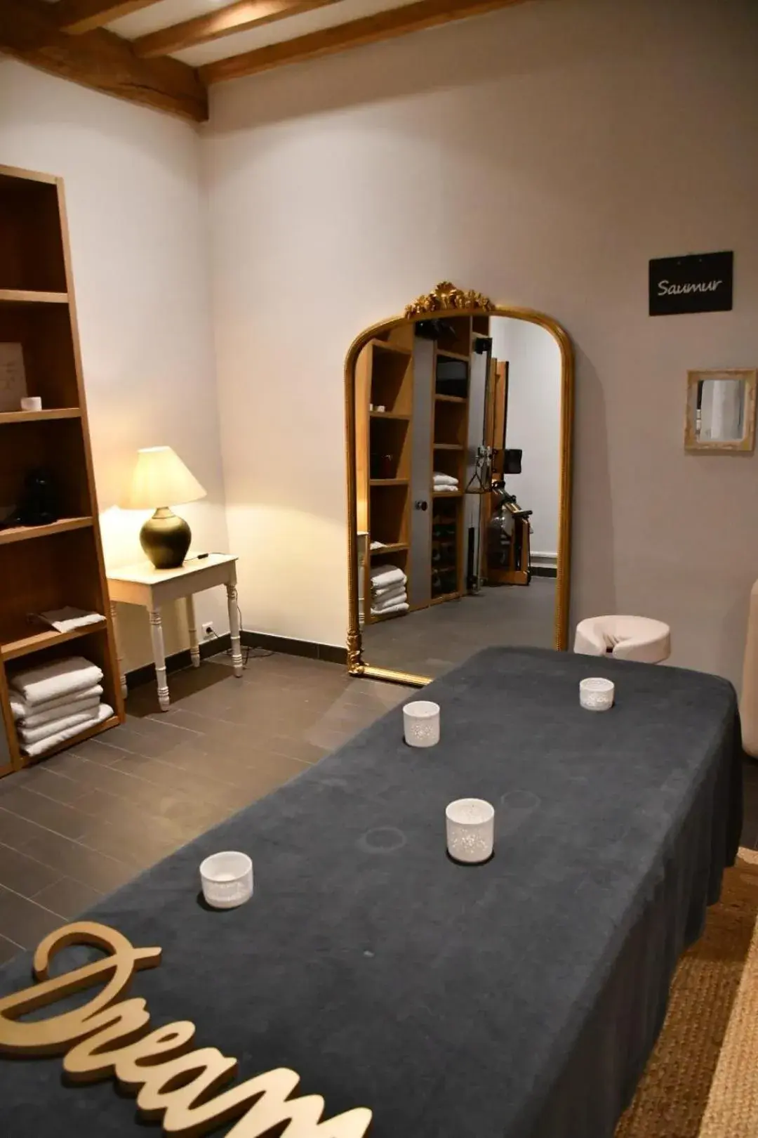 Massage, Bed in The Originals Boutique, Hôtel Le Londres, Saumur Massage, Bed in The Originals Boutique, Hôtel Le Londres, Saumur