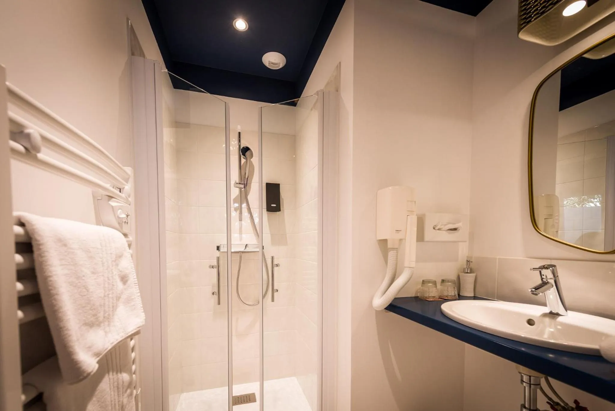 Bathroom in The Originals Boutique, Hôtel Le Londres, Saumur