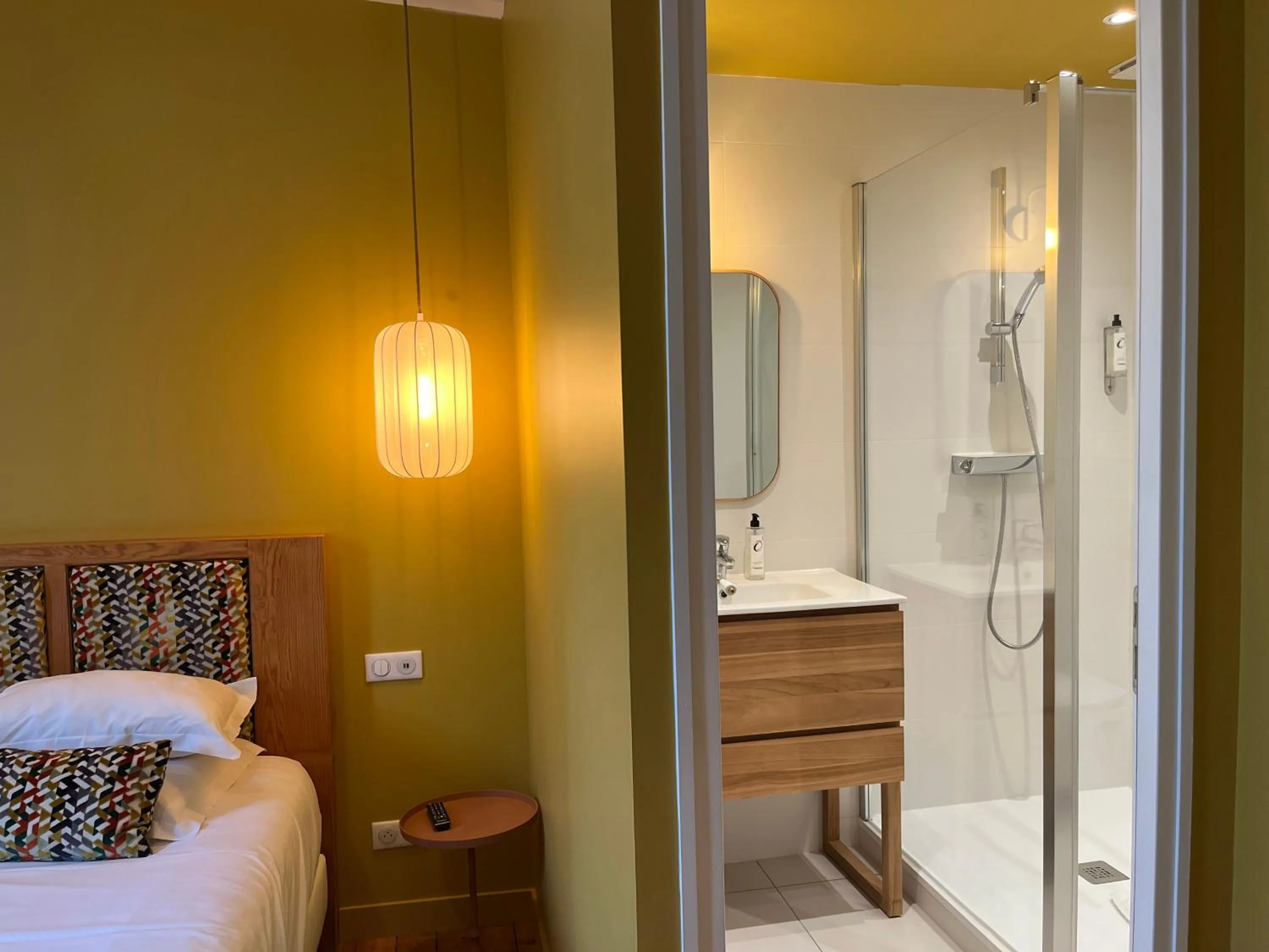 Bathroom, Bed in The Originals Boutique, Hôtel Le Londres, Saumur