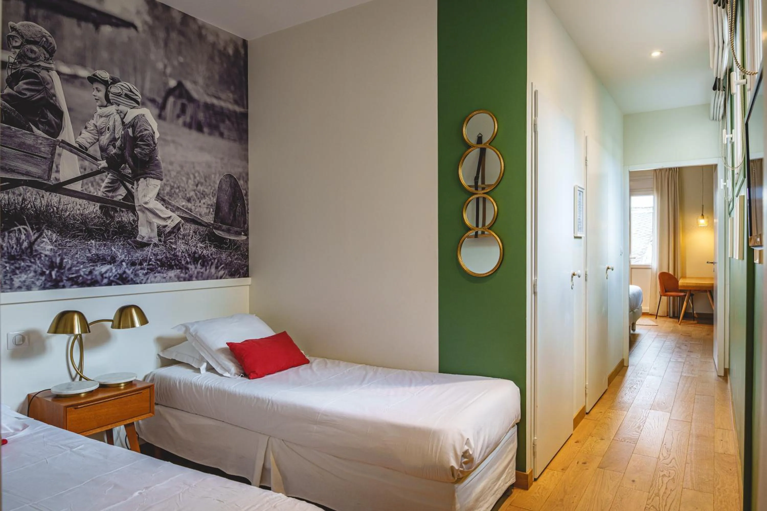 Photo of the whole room, Bed in The Originals Boutique, Hôtel Le Londres, Saumur