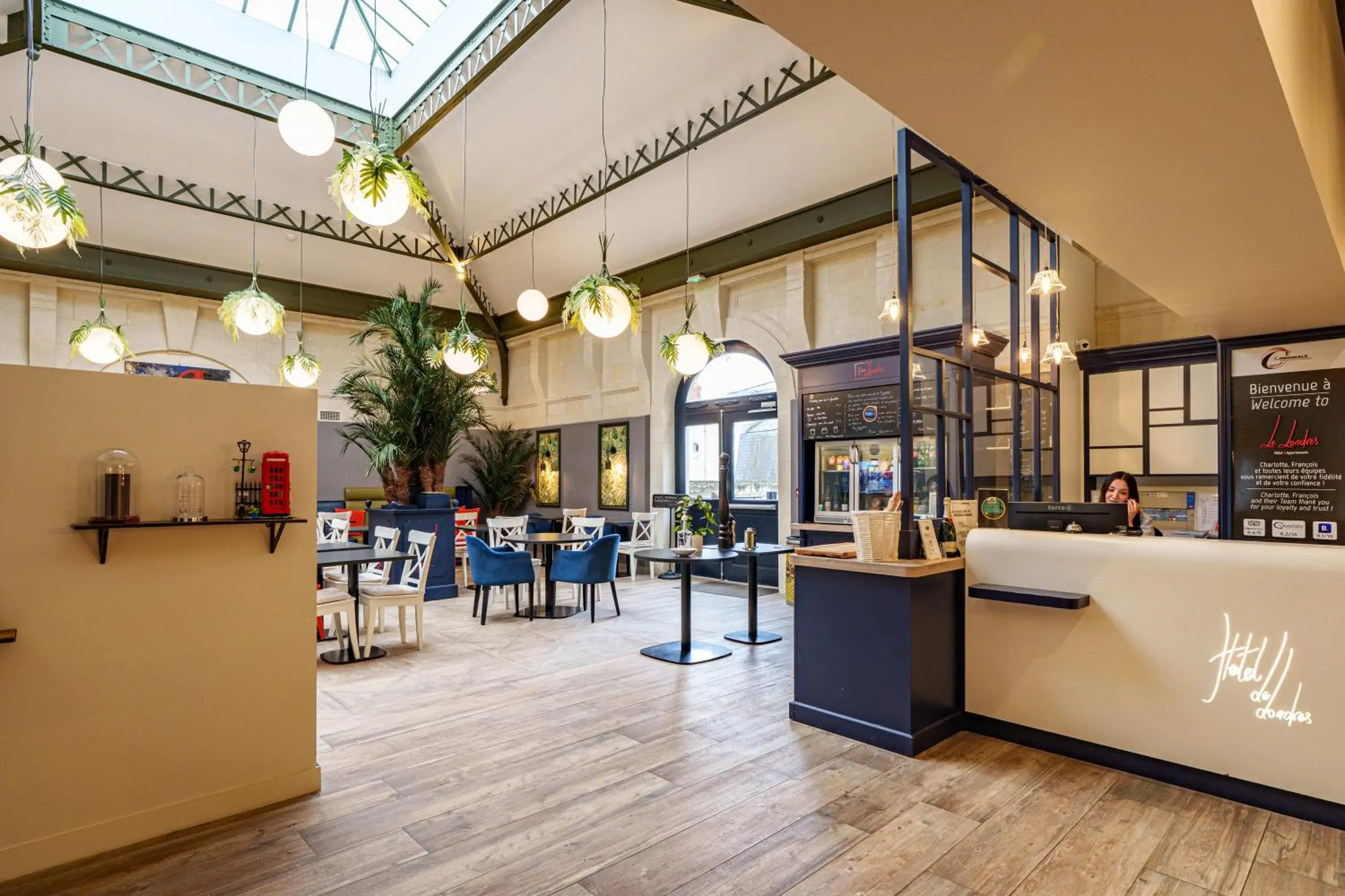 Lobby or reception in The Originals Boutique, Hôtel Le Londres, Saumur Lobby or reception in The Originals Boutique, Hôtel Le Londres, Saumur