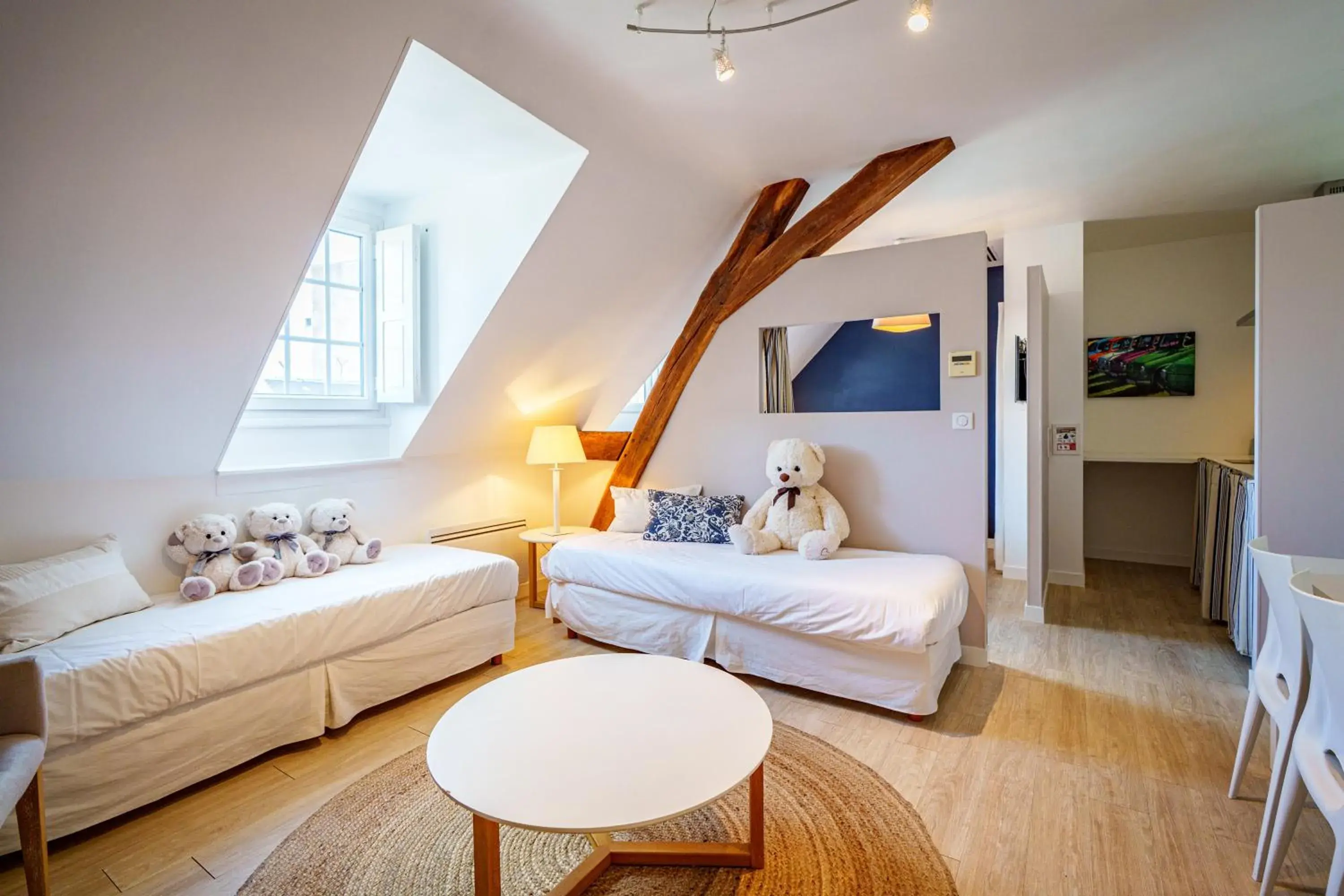 Living room, Bed in The Originals Boutique, Hôtel Le Londres, Saumur Living room, Bed in The Originals Boutique, Hôtel Le Londres, Saumur