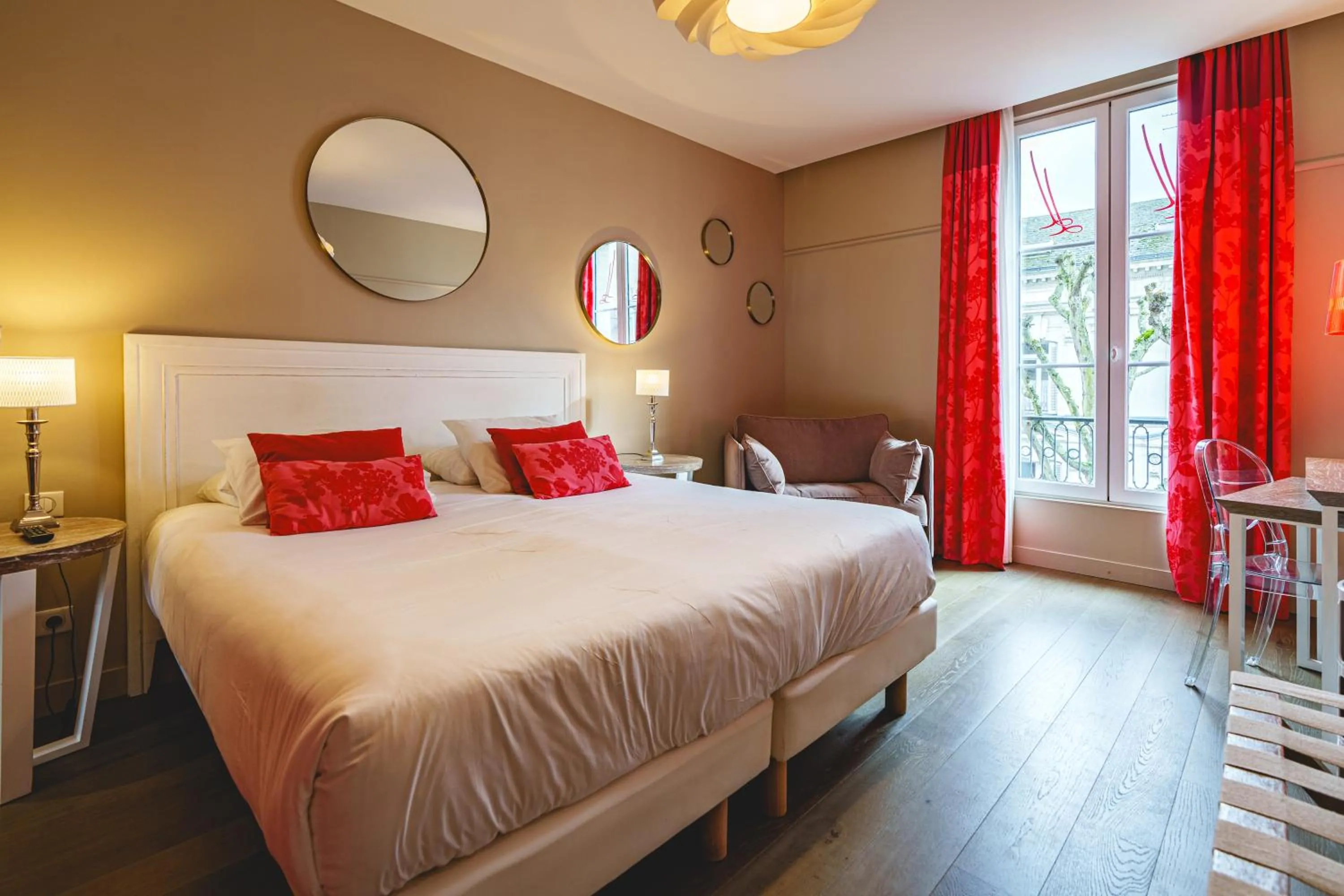 Photo of the whole room, Bed in The Originals Boutique, Hôtel Le Londres, Saumur