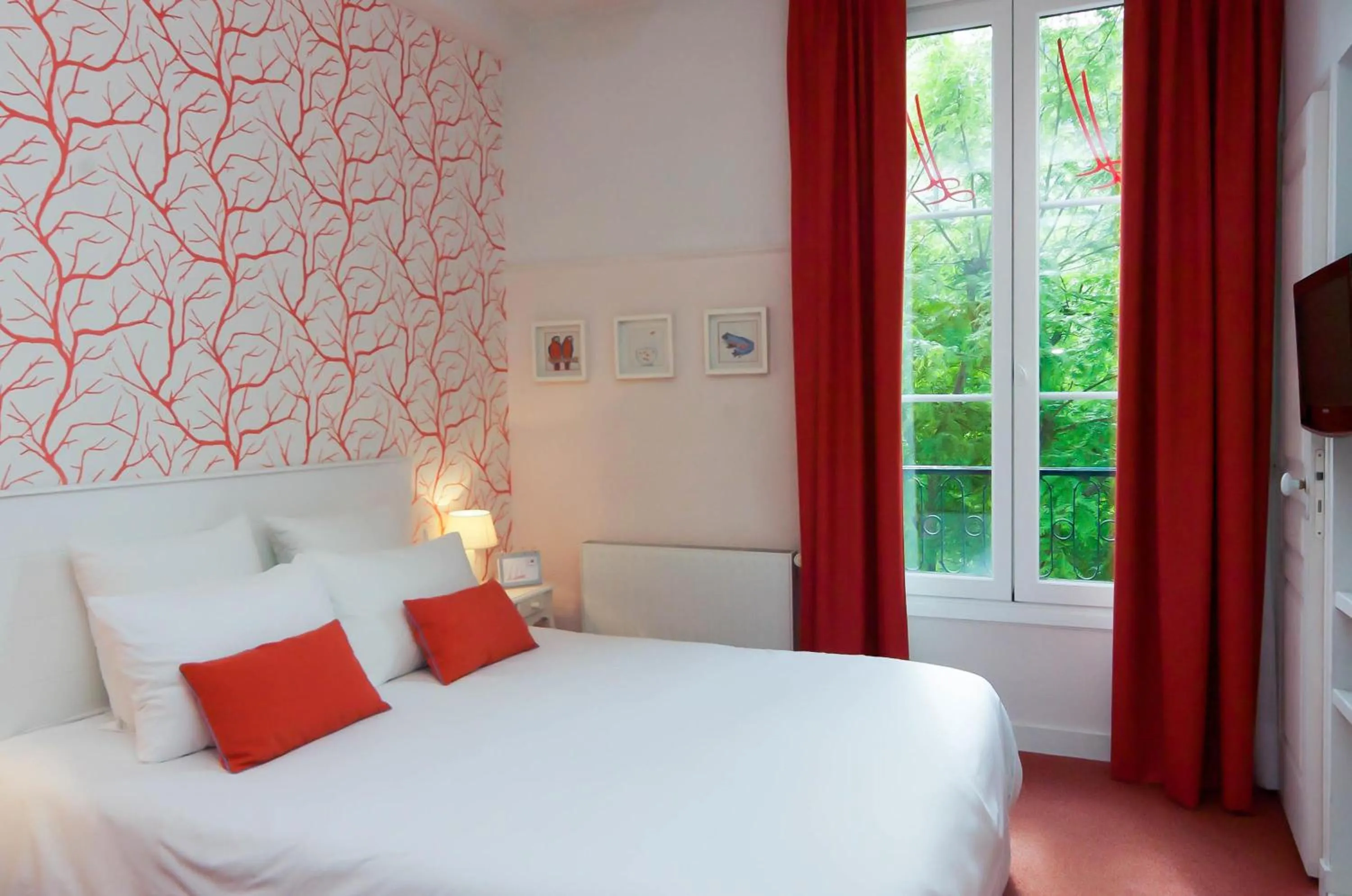 Photo of the whole room, Bed in The Originals Boutique, Hôtel Le Londres, Saumur