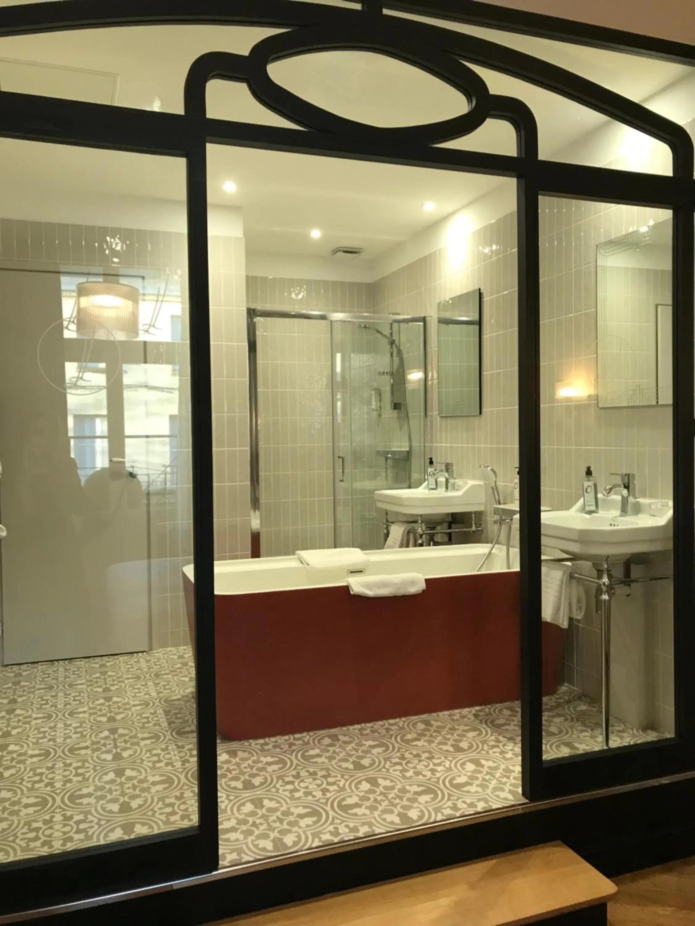 Shower in The Originals Boutique, Hôtel Le Londres, Saumur