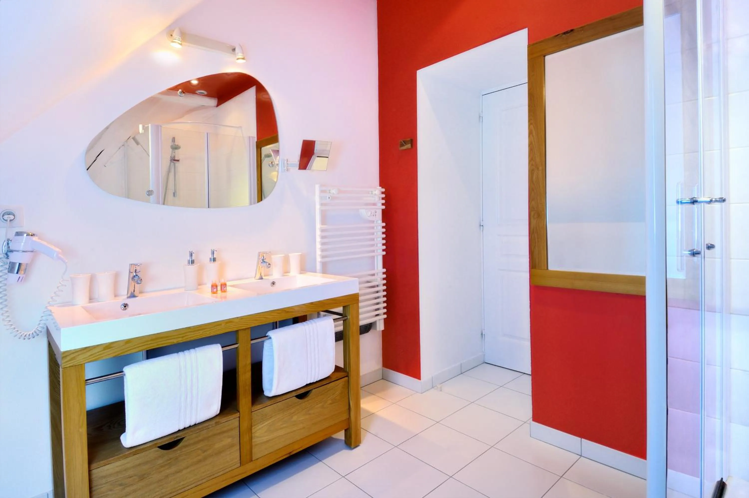 Bathroom in The Originals Boutique, Hôtel Le Londres, Saumur