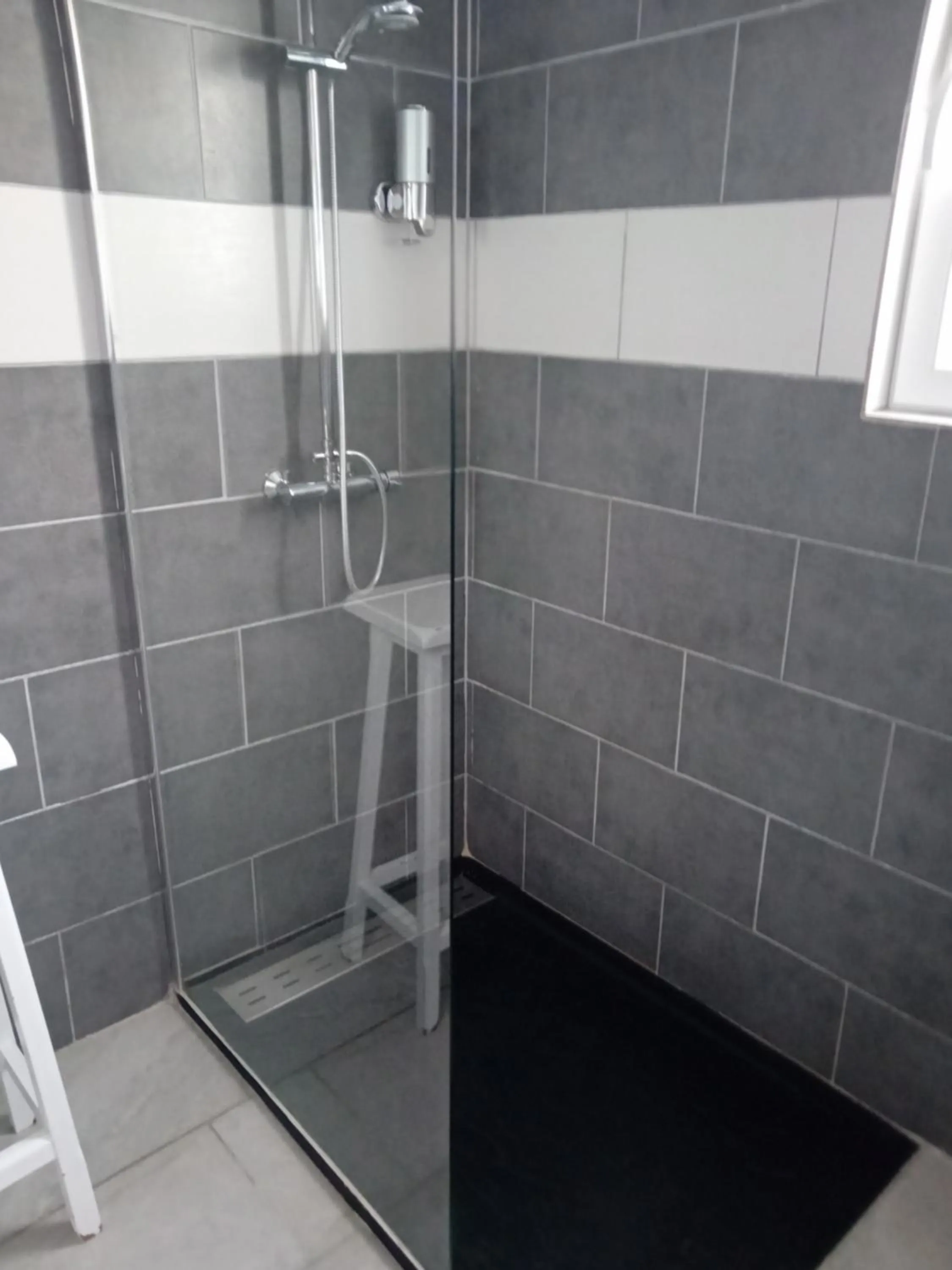 Shower in la pêcherie bord de mer