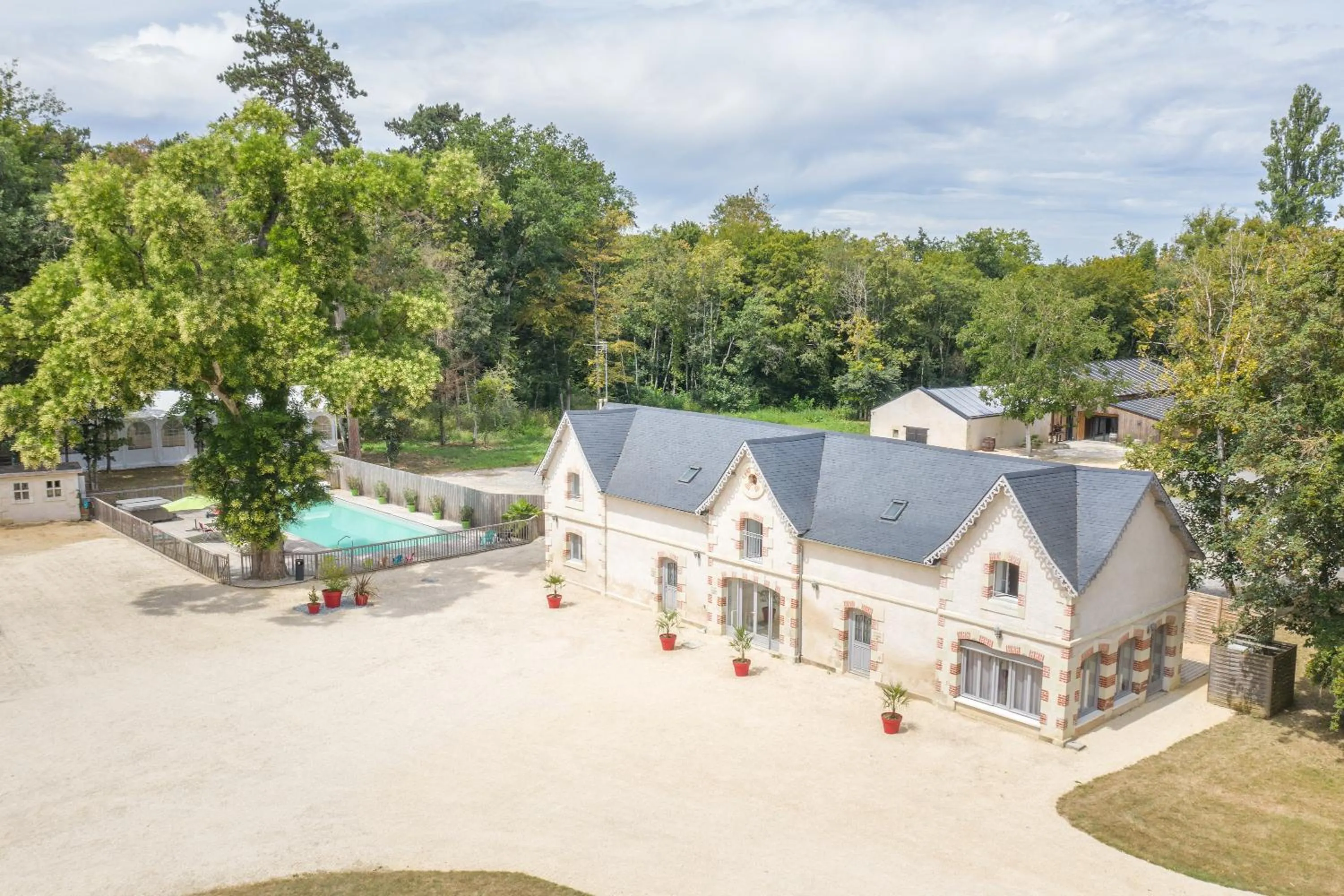 Three-Bedroom Cottage in Château de Baillant - Futuroscope